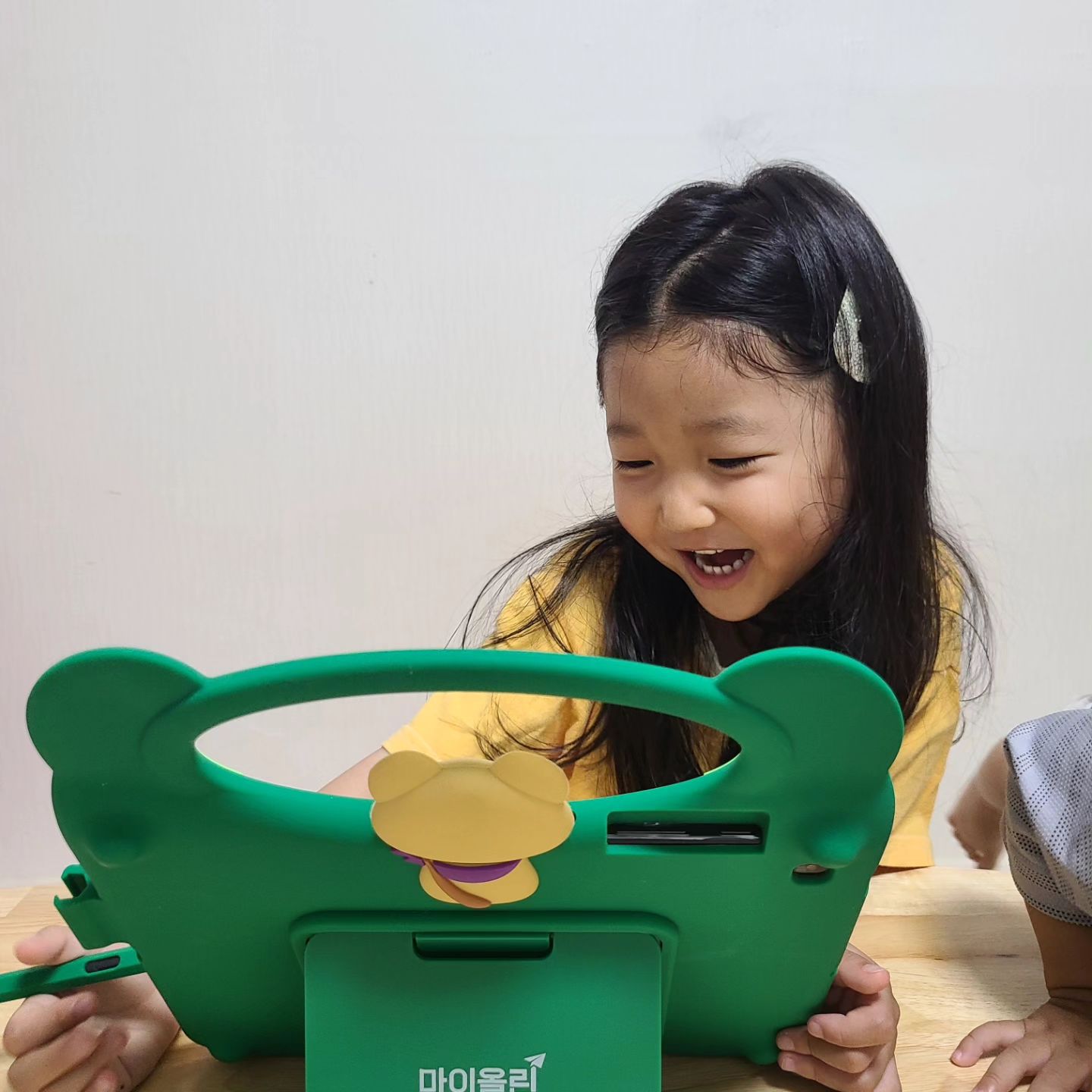 #마이올린 #마이올린무료체험 #마이올린후기 #올린키즈1

NE능률에서 나온
8개영역 통합학습이 가능한 💚마이올린💚

하루하루 시간표가 짜져있어서 그대로 진행되고, 
15분동안 자기주도학습하기!
보통 어린이집 가기전에 워밍업처럼 하고있는데
 생각보다 금방끝나니 아쉬워하는 도담이지만 , 
책읽어주는것도 있어서 한권 골라서 읽어주는거 보고 끄읕

좋은기회로 접해보고 시작해보았는데 
재미있어하고 잘한다 :)
마이올린 할때면 둘째도 옆에 와서 
뭐라뭐라 따라하기까지 ㅎㅎㅎㅎ

앞으로 2주간 더 잘부탁해💚