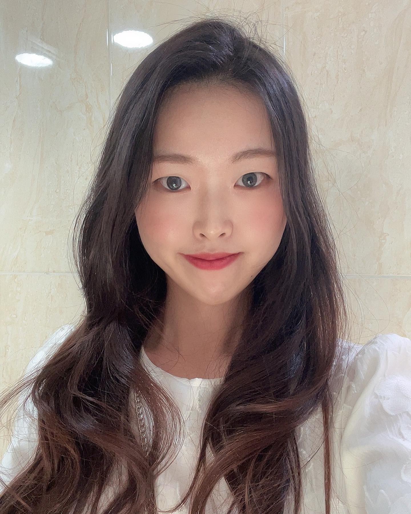 👵🏻시아할미 생존신고-!
반가워요 (❁´▽`❁)*✲ﾟ* 🤍
할모니는 잘 살아있답니댜:D
여러분도 그동안 별일 없이 잘 지내셨나요? 👀✨

다들 건강히 지내셨길, 좋은 일들만 가득하셨길 바랄게요-! 앞으로두요!✨

모두들 그동안,그리고 오늘 하루도 고생많으셨어요:)💕

‘때문에’라고 말하는 사람보다 ‘덕분에’라고 말하는 사람이 더욱 성공하고 행복하다고해요:) 👍🏻

저는 오늘도 많은 사람들을 만나 에너지를 받은 덕분에 행복하답니다!

여러분도 오늘하루 ‘덕분에’로 마무리해보는 건 어떠세요? 😉

우리 모두 행복하자구요 ヾ(o˃̵͈̑‿˂̵͈̑o)ｼ 

저는 다음에 또 잘 지내는 할미로 생존신고하러 와보도록 할게요!
잘자요, 굿나잇~🌚🤍