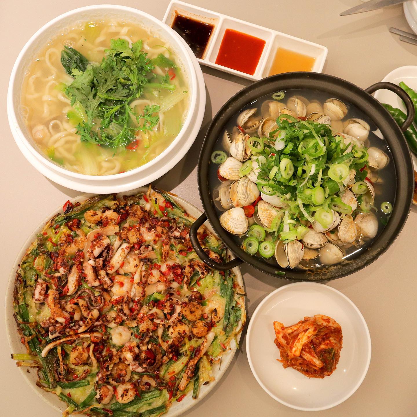 🐾<조조칼국수 성수점>

조조칼국수 본점은 대구에 있는데요.
맛집으로 소문나면서 서울 시청점에 이어
두 번째로 성수점에도 새로 생겼다고 해요.

칼국수는 면발이 쫄깃탱탱한 것은 물론
국물이 진짜 시원하고 깔끔해요!
국물까지도 모조리 흡입하게 됩니다.
 동죽(물총조개)가 국물의 깊이와
풍미를 한층 더해주는 것 같아요.
먹으면 속이 시원하게 풀리는 느낌~

이렇게 푸짐한 양에 가성비 좋은 가격
그리고 맛있는 맛까지 전반적으로
거를 타선이 없던 대박 맛집이에요!
먹어보면 인기가 많은 이유를 알게 됩니다😚

재료가 신선하고 진짜 진짜 맛있어요~!
제가 생각했던 그렇게 흔하고 평범한
칼국수집이 아니었네요👏
친구 덕분에 괜찮은 성수 맛집 발견했습니다.
조조칼국수 성수점 재방문 의사 200% 있음😊

#성수칼국수 #성수맛집 #성수해물파전
#성수동맛집 #성수조조칼국수 #조조칼국수성수점
#성수점심 #성수동점심 #성수핫플 #칼국수맛집 #먹팔해요 #먹스타그램 #먹팔환영 #먹스타맞팚#먹팔소통 #먹팔해요 #먹스타소통 #맛스타그램