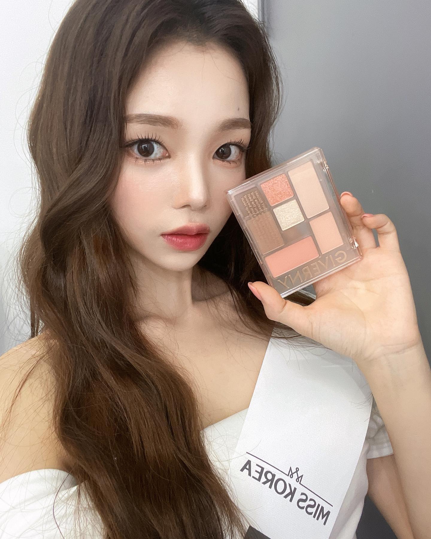 [GIVERNY Nuance G Eye Palette #03 Peach Blanc]

이 어여쁜 아이 팔레트는 쿨톤일까요 웜톤일까요...

여쿨과 봄웜이 섞인 저에게는 정말 딱인 미친템😆😆

협찬템 중에 가장 맘에 들었던건 안비밀🤫

화사한 봄 같기도, 싱그러운 여름 같기도, 차분한 여름 같기도 한 색 조합이 사계절 내내 예쁘게 잘 사용할 수 있겠어요

다음에는 내돈주고 사야지 룰루🎶