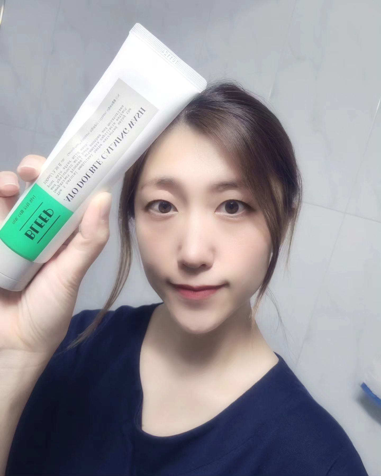 안녕하세요.
점점더 더워지는 날씨가 찾아오고 있네요.
저는 지금 피부 챌린지에 참가 중에 있어요.

bleep_official

저의 이전 글을 보시면 어떤 제품을 사용 중이었는지 정확하게 알 수 있답니다.

저는 지금 블립의 피부 챌린지를 참가하면서 저의 피부 변화를 확인 중에 있답니다.

아무리 비싸고 좋은 제품을 사용하건 피부에 안 맞으면 소용없는 일이잖아요.
아무리 싼 제품을 사용해도 제 피부에 너무 잘 맞으면 그 또한 피부에 맞는 화장품을 찾았다는 기쁨이 찾아오잖아요.

저의 피부는 정말 최근에 너무너무 상태가 안좋았답니다.
트러블은 많이 잡혀있었던 상태라 크게 나타나지는 않았지만, 너무너무 건조하고 푸석해 보이는 피부였답니다.

지금 피부챌린지에 참가하면서 블립 제품을 사용 중에 있는데, 워시부터 피부의 촉촉함을 살려주고 있어서 피부에 조금씩 생기를 찾고있는듯해요.

워시를 사용 후 피부에 물기를 흡수 한 후 저는 미스트를 사용을 했는데요.
완전히 건조된 얼굴이 아닌 촉촉한 피부 상태에서 미스트를 뿌려주고 톡톡 두드려 흡수를 시켜주면 피부가 물을 머금은 듯 정말 촉촉해져요.

그리고 부스터를 사용해 얼굴 전체에 골고루 펴발라주면 피부장벽이 완벽하게 광이 생기는 듯이 광채가 나서 저는 식구들이 갑자기 피부가 너무 좋아진듯하다고 칭찬을 해주고 있답니다.

정말 신기하게 피부가 하루하루 달라지는게 보이니 정말 세안할때도 기분이 좋고 세안 후에 스킨케어시에 얼굴을 만질때도 촉촉함이 느껴지니 신세계였어요.

피부가 좋아지는게 느껴진다면 이 블립의 제품은 저와 잘 맞는 제품이라는 생각이 들었어요.

피부챌린지 전과 5일차 까지의 왼쪽 볼 사진인데 자주 사용하던 타임스템트앱에 적응을 못하고 일반 카메라로 찍은 기록이 있긴하지만 타임스템프로 찍은 날짜의 기록을 보면 정말 조금씩 좋아지는 피부를 볼 수 있어요.

사실 요즘 카메라 기술이 너무 좋아서 첫번째 사진처럼 화장도 가능하고 보정도 가능하지만 본래의 저의 피부는 아니니 너무 눈속임하기 미안해지잖아요.

블립 피부챌린지를 통해 하루하루 좋아지는 피부를 보면서 
보정 없이 생기가 돌고 촉촉한 피부로의 변신까지는 아직 많은 시간이 갈리겠지만 현재 변화하고 있는 피부를 보면서 피부미인까지는 못하더라도 속까지 촉촉하고 광채가 도는 피부까지는 해볼 수 있겠다는 생각을 해보았답니다.

하루하루 좋아진 저의 블립 피부 챌린지 다음 기록도 기대해주세요.

#bleep #블립 #피부챌린지 #블립챌린지 #피부가려움증 #피부트러블 #피부트러블관리 #피부미인도전기