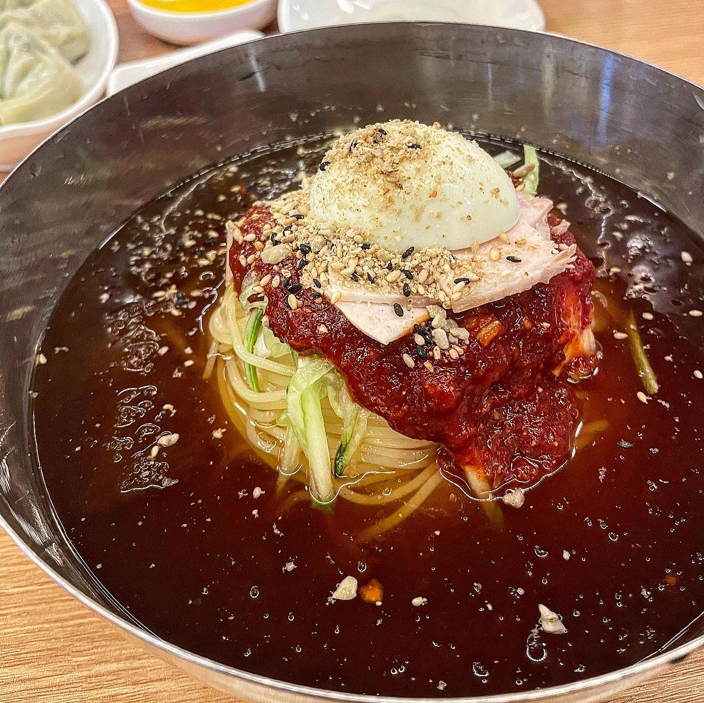 .
[ #조원동 _ #부산밀면국밥 ] [ #내돈내산 ]
-
날씨가 갑자기 더워진거같아요
바람까지 뜨거워졌더라구요😅

이럴 땐 시원한 밀면! 먹어야죠!!
결혼 하기 전에 자주 가던곳인데
오랜만에 근처에 간 김에 먹고왔습니다🍜

살얼음 동동, 약간 한방?맛이 나는 시원한 육수에
새콤달콤매콤한 소스가 더해져
없던 입맛까지 돌아오더라구요😆

이제 곧 점심시간인데 다들 맛점하세요🤗
-
#수원 #수원맛집 #수원맛집추천 #밀면 #밀면맛집 #부산밀면 #수원밀면 #수원조원동 #kt위즈파크 #kt위즈파크맛집 #냉면