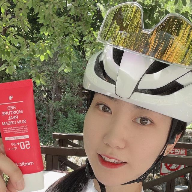 Gil on Instagram: "#광고 @medicube_korea . 갑자기 여름 ...?🥵🥵🥵🥵 햇빛,, ☀🌞 무슨 일이죠.. 대낮에 야외활동은 자제하야 할❗ 여름이 와버렸다는 걸 정말 체감한 주말이었어요.. 그래도 성격