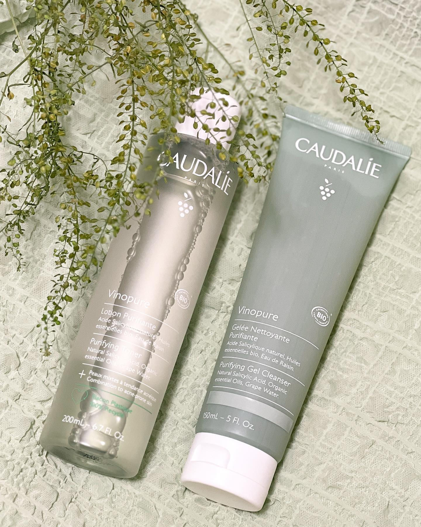 #협찬 caudaliekorea 
여름에 사용하기 딱 좋은 꼬달리 비노쀠르 젤 클렌저&토너에요:)

자연유래 살리실릭 애씨드를 함유해서 
피부에 자극없이 각질케어와 유수분 케어를 돕는 제품인데요.

젤 클렌저는 불필요한 과잉 피지를 부드럽게 제거하는 
지복합성 피부를 위한 유수분 밸런싱을 맞춰주고, 
토너는 바르는 순간 시원해지는데 
여름철 번들거림을 완화해주는 지복합성 피부용 토너에요.

벌써부터 날씨가 더워지고 있는데 
과잉피지를 미리 관리해주기에 딱 좋은 제품이에요:)
-
-
-
#저자극토너 #토너 #여드름 #클렌징 #토너추천 #젤클렌저 #순한클렌징 #모공토너 #닦토추천 #꼬달리 #Caudalie