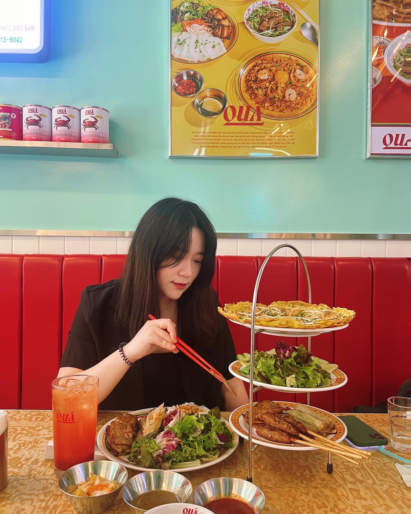 리틀 하노이 🇻🇳 베트남 전통 쌀국수 🍜
​
성수 근처 베트남 음식점이 20개 가까이 되는데도
3년이 지난 지금도 웨이팅하는 찐맛집 ! 
​
이제 부산에서도 만날 수 있어요✨
5월말에 부산대에 오픈한 따끈따끈한 신상맛집 
이제 꾸세권이댜 😉
​
메뉴는 시그니처 왕갈비쌀국수와 
반세오, 분짜 best 🤍
둘이가서 3개는 많고 2개만 시켰는데도 넘 배불
어차피 괜찮아 다음에 또 갈테니까 ㅋㅋㅋ 
담엔 못먹은 왕갈비쌀국수 먹으러 🤤

🔺 ‘ 꾸아 ’  qua_pnu 

🤍​부산 금정구 금강로 247-6 (장전동)​
🤍11시부터 9시까지 (L.O 8시반까지)
(B.T 3시에서 4시반 ) * 토,일은 브레이크타임 없음 ​​
🤍주차 지원 X 가까운 주차장 ↓
📍​효원주차장 (대길고추불고기 맞은편이라고 
하시면 다들 아실 민영 주차장 ! 30분 1,500원 
​📍NC백화점 (저는 2만원짜리 산 영수증
👉🏻주차비 세이브 ! 만약 안샀으면 7,000원 주차비😱)
​
💗​이연복 쌀국수로 유명한 찐맛집 ​
💗입짧은햇님 x 박나래가 인정한 맛집 ​
💗​줄서는 식당 45회차, 역대급 웨이팅 2시간 30분 기록 
💗​성수본점은 오픈 3년이 지나도 오픈런+웨이팅 
💗​pick_ 반세오28.0 분짜18.0 자몽에이드 5.5 
💗​국내 유일 다낭식 반세오,숯불로 구운 분짜,직화 쌀국수 
💗​반세오는 애프터눈티 마냥 3단 플레이팅 
​라이스페이퍼에 야채랑 고기, 소스 푹 ✨ 찐 맛도리 
💗분짜는 탱글탱글 면발,감칠맛소스 + 불맛 고기 조합
💗블로그 포스팅👌🏻
​
#협찬#줄서는식당맛집#부산대학교맛집#부산대신상맛집​#부산쌀국수#부산쌀국수맛집#부산대맛집추천#부산신상맛집추천  #부산맛집투어#부산대먹방#부산대꾸아#부산꾸아#꾸아부산대​ #꾸아