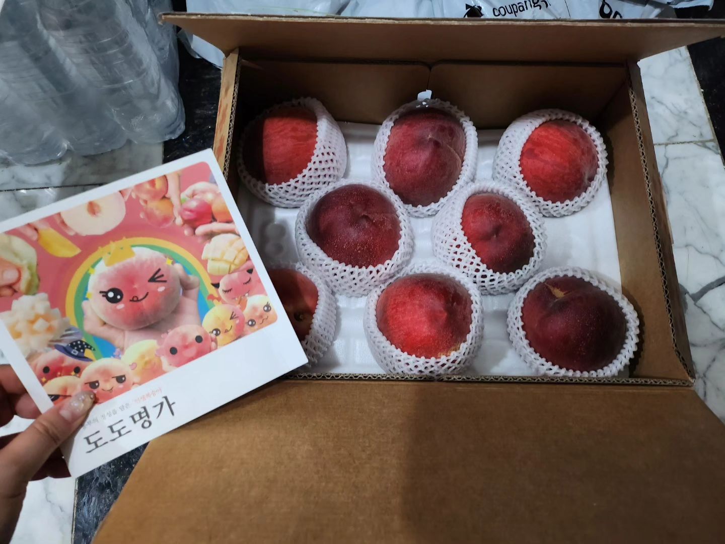 #도도명가 #도도명가설원 #복켓팅 #복숭아 #설원 #도도명가후기
#복숭아맛집 #인생복숭아

❤️때아닌 여름감기에 걸려서 링거맞고 왔는데 집에 도착하니 도도명가 복숭아가 뙇!
입맛없어서 점심도 걸렀는데 사라진 입맛이 돌아왔어요ㅠㅠ
후숙하고 먹으랬는데, 그냥 먹어도 맛있음ㅎㅎ 개당 250g~300g정도 되던데 2kg보다 넉넉하게 넣어주신듯 합니다!

🩷진짜 달달하고 복숭아과육도 장난 아니고, 향도 너무 좋아요!

💜역시 믿고 사는 도도명가👍🍑

dodomg.farm