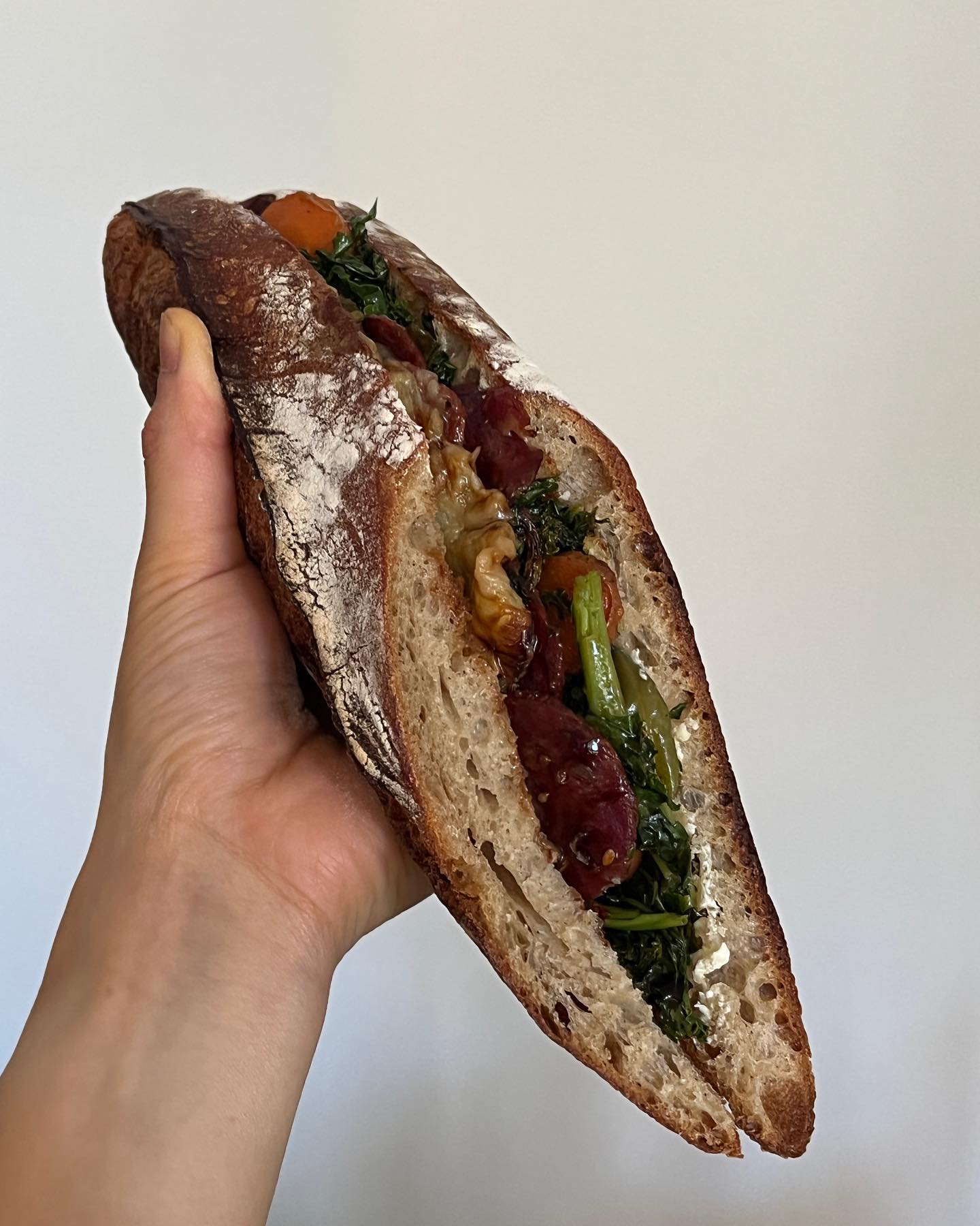 🥖
바게트, 샌드위치, 샐러드, 베이킹. 듣기만 해도 기분이 좋아지는 단어들. 

바게트 샌드위치
주말 아침 브런치 데이트하기 전, 옆 빵집(millerandbaker)에서 새어나오는 갓 구워진 바게트를 어찌 외면하랴. 그냥 뜯어먹어도 맛있는 바게트에 오븐과 에어프라이기 둘 다 사용하며 구운 케일, 당근, 콜라비, 가지, 그리고 펜넬향 가득 입힌 살라미를 넣어 만든 바게트샌드위치. 생각해보면 브런치 먹으면서 바로 눈 앞에 둔 바게트로 맛난 것 만들 생각으로 가득 찼는지도… 나를 위해 만든 것이 아니어도, 안 먹어도 맛있는 맛.

연어샌드위치
참치인 줄 알았던 것이 연어였다(?) 튜나샌드위치를 만들어 먹을 계획이었던터라 약간은 당황했지만 머어땨용. 오이, 토마토 그리고 향긋한 페넬까지 온갓 아삭함을 담아버린 연어샌드위치. 찰랑거리는 생연어가 아니라 올리브유 줄줄 흐르는 캔연어라구요. 몇 달에 한 번씩 돌아오는 듯 한 “온전히 나를 위해 내가 만드는 내 맘대로 샌드위치” 타임. 상당히 성공적이고 만드는 내내 즐거워서 영상도 남겨보았다. 쌀쌀해진 날씨 때문인지 콜드샌드위치는 잘 생각이 안 나는 요즘인데 이 맛을 또 알아버리니 가까운 시일 내에 또 만들어 먹을 예정.

#샌드위치#바게트#샐러드
#lunch#sandwich#baguette