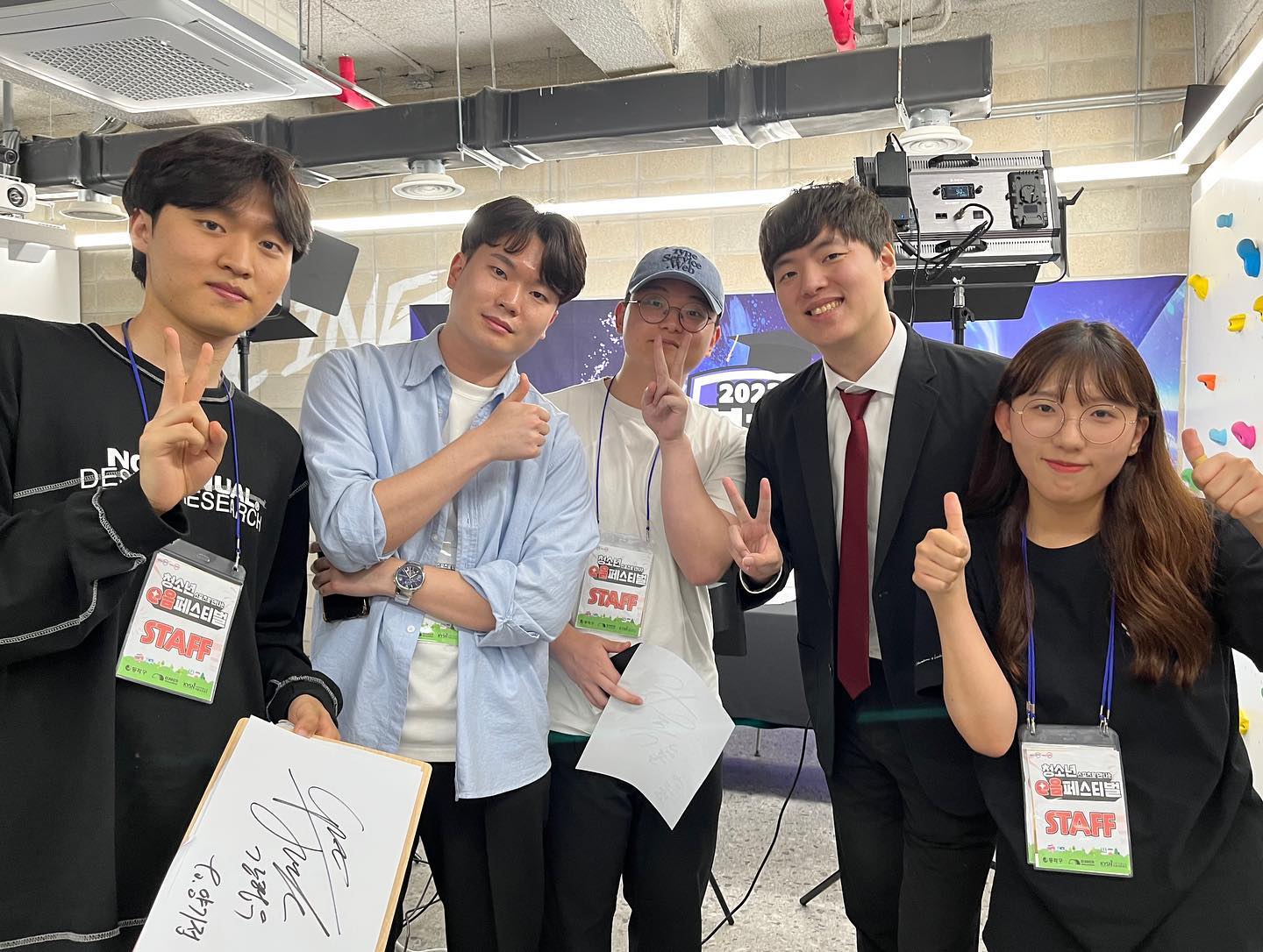 [대방청소년문화의집 <무브:동작>]

💬예선 모니터링
💬E스포츠 선수 관리 총괄
💬청소년부 매드무비 제작

❗️가장 필요했던 경험
역시 5월인가? 오프라인 대회가 많고 한타지지 프로젝트 덕분에 많은 청소년지도사분들을 만나 뵙게 되어 좋은 기회도 많이 얻은 것 같아 기쁘다! 특히 대방에서는 예선 모니터링, 매드무비 제작, 선수 관리 총괄 등 다양한 활동을 할 수 있어서 경험치가 쌓인 것 같았다. 오프라인 대회 경험을 하고 싶었는데 정말 값진 경험을 얻은 것 같다

❗️영상편집 꽤나 뿌듯할지도
시험기간에 매드무비를 만들게 되어서 사실 걱정이 많았다. 근데 아이들이 볼테고 이 대회에 나와서 내 매드무비를 보고 조금이라도 뿌듯함을 느끼고 좋아하면 좋겠는 마음에 시험을 조금 포기하고 매드무비를 만들었다. 선생님께서도 피드백을 너무 잘해주셔서 내가 어떤 방향으로 제작하면 되는 지 알았고 유튜브 보면서 계속 편집하다 보니 재미를 느꼈다. 그리고 아이들도 자신의 플레이를 보고 뿌듯해 하기도 하고 전략도 짜고 유튜브에 올라와 있나 물어보기도 해서 정말 정말 뿌듯했다

❗️내가 원하는 직업
나는 e스포츠도 청소년도 몸을 담구고 있기에 나중에는 <무브:동작> 같은 사업을 맡아보는 것이 꿈이다. 대회도 개최하고 싶지만 스폰서십, 마케팅 다양하게 해보고 싶기도 하다. 이 사업을 선생님을 조금 더 빨리 만났으면 더욱 많은 경험을 했을지도? 나의 게임 사랑이 누군가에게 도움이 될 수 있다는 걸 알았을 때, 너무 기뻤다!