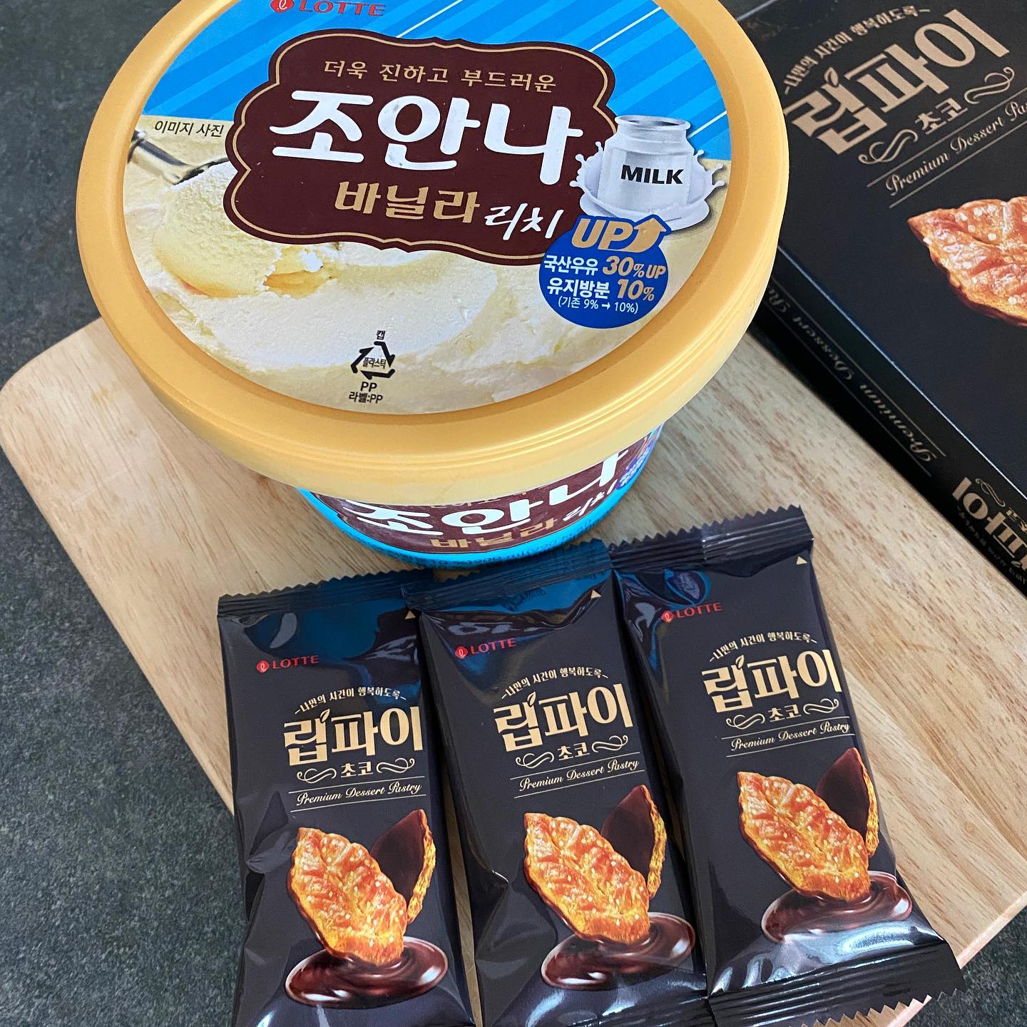 진한 바닐라아이스크림 #조안나 와 #립파이초코 의 콜라보~~ 

이렇게 더운날에는 립파이초코에 아이스크림 아니겠습니까~~ 
립파이 잘게 부셔서 조안나 위에 뿌려서 숟가락으로 퍼먹으면 
고급아이스크림 저리가라임.. 
저기에 커피 내려서 한바퀴싸악 돌려주면 #아포카토 완성인데 
우리집엔 커피머신이 없으니 패쓰~~😂

참고로 저는 립파이 윗면이 바닥으로, 초고가 위로향하게 먹는게 더 립파이의 맛을 느끼기 좋더라고요!!

#립파이초코 #립파이재출시 #립파이초코인증샷이벤트
#명예립파이초코홍보대사