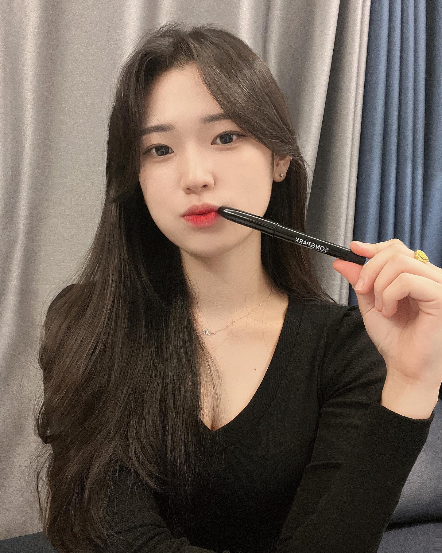 #제품제공 손앤박 트루 펜 아이라이너(트루블랙)
아이라인 유목민분들,, 진짜 진심으로 제품 하나 추천드릴게요!!

평소에 아이라인을 그리면 잘 번지는 편이기도 하고 그리기도 힘들어서 포기했었는데 이 트루 펜 아이라이너는 저 같은 눈도 오랜시간 번지지 않아요ㅜㅜ  그리다가 끊기는 일도 없고 무엇보다 저는 미온수 클렌징이 가능하다는게 제일 좋더라구요 

클렌징 워터나 밤이 없어서 폼으로만 세안하는 날에 보면 아이 메이크업이 깔끔하게 지워지지 않아 판다처럼 되어 있는 일이 생기는데 이거 진짜 깔끔하게 잔여 메이크업 없이 잘 지워져요!!!

게다가 색도 굉장히 쨍해서 눈매가 확연히 뚜렷해지는 장점이 있어요:)

이제 곧 여름휴가 시즌이니까 이 제품으로 물놀이 할때도 마음 편히 놀아보자구요ჱ̒ ｰ̀֊ｰ́ )

sonandparkofficial 
#손앤박 #손앤박아이라이너 #손앤박트루펜아이라이너 #타투아이라이너 #절대안번지는아이라이너 #안번지는아이라이너 #번짐없는아이라이너 #워터프루프아이라이너 #워터프루프아이라이너추천 #붓펜아이라이너 #아이라이너추천