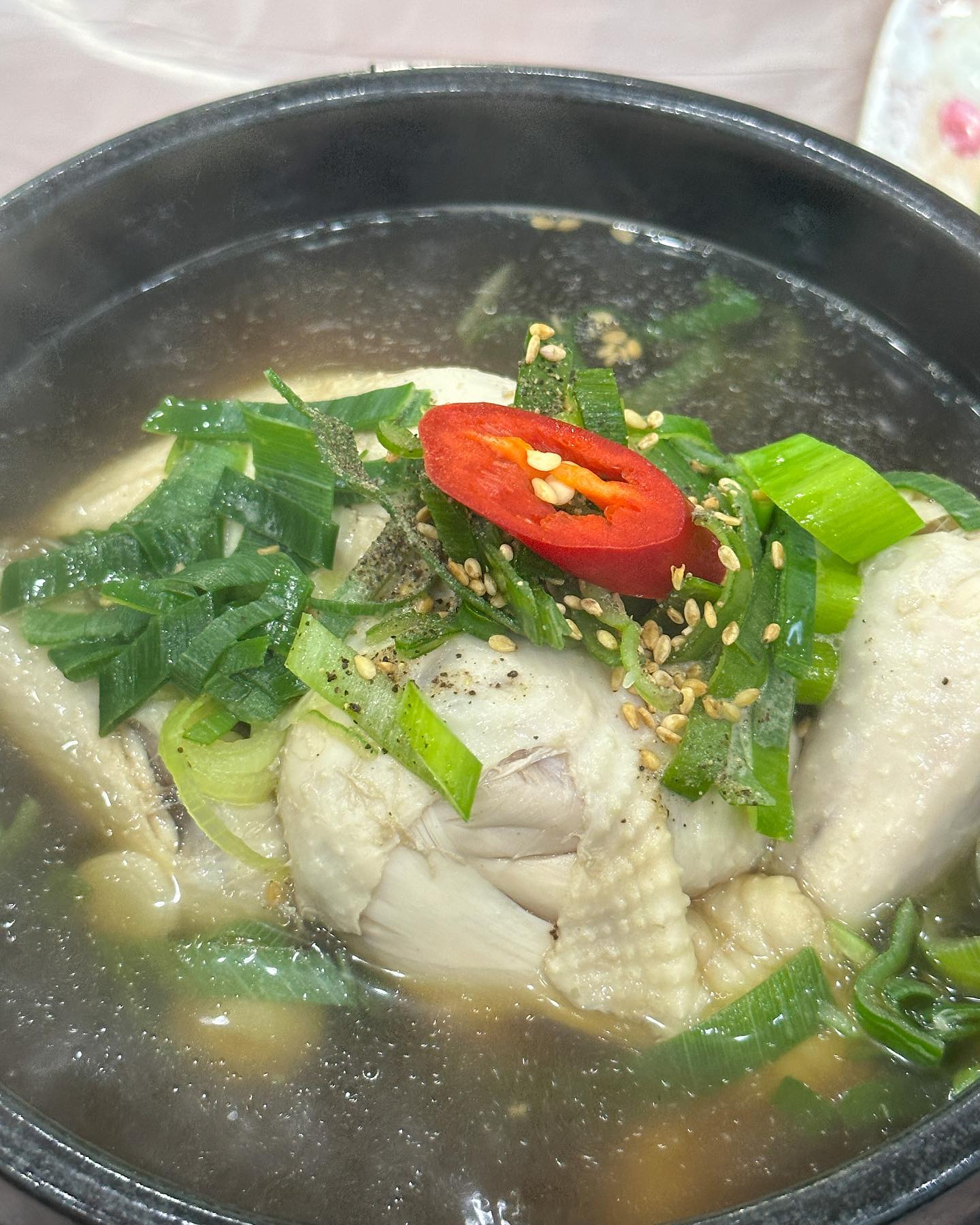 #꾸지뽕시대 #협찬
야무지게 먹고 온 삼계탕맛집 구지뽕시대
국물맛이 담백하면서 시원해서 해장 제대로 되는 맛👍
안에 찰밥도 있는데 국물이 너무 시원해서 밥 추가해서 말아 먹으면 개꿀맛이에요🥹

반찬도 가지각색 직접 만드신다고 해요😆

구지뽕시대 삼계탕은 좀 특별한게 한방은 아닌데 국물맛이 깊고 칼칼한 국물이에요.

닭은 질기지 않고 살살 녹아요‼️

몸보신이나 해장이 필요하면 구지뽕시대 갑시다💗

📍구지뽕시대
전북 전주시 완산구 소태정3길 9-4
🚘 코끼리 주차장 50대 이상 주차가능

🏷️ 스토어링크
https://smartstore.naver.com/ggujibb

📺 방송출연
https://youtu.be/WptjjnvLbTY

#전주보양식 #전주백반맛집 #전주효자동맛집 #효천지구맛집 #전주대맛집 #효자동밥집 #전주대한식맛집 #효자동한식 #완산구보양식 # 완산구맛집 #집밥맛집 #전주맛집 #전주먹거리 #전주맛집추천 #전주삼계탕