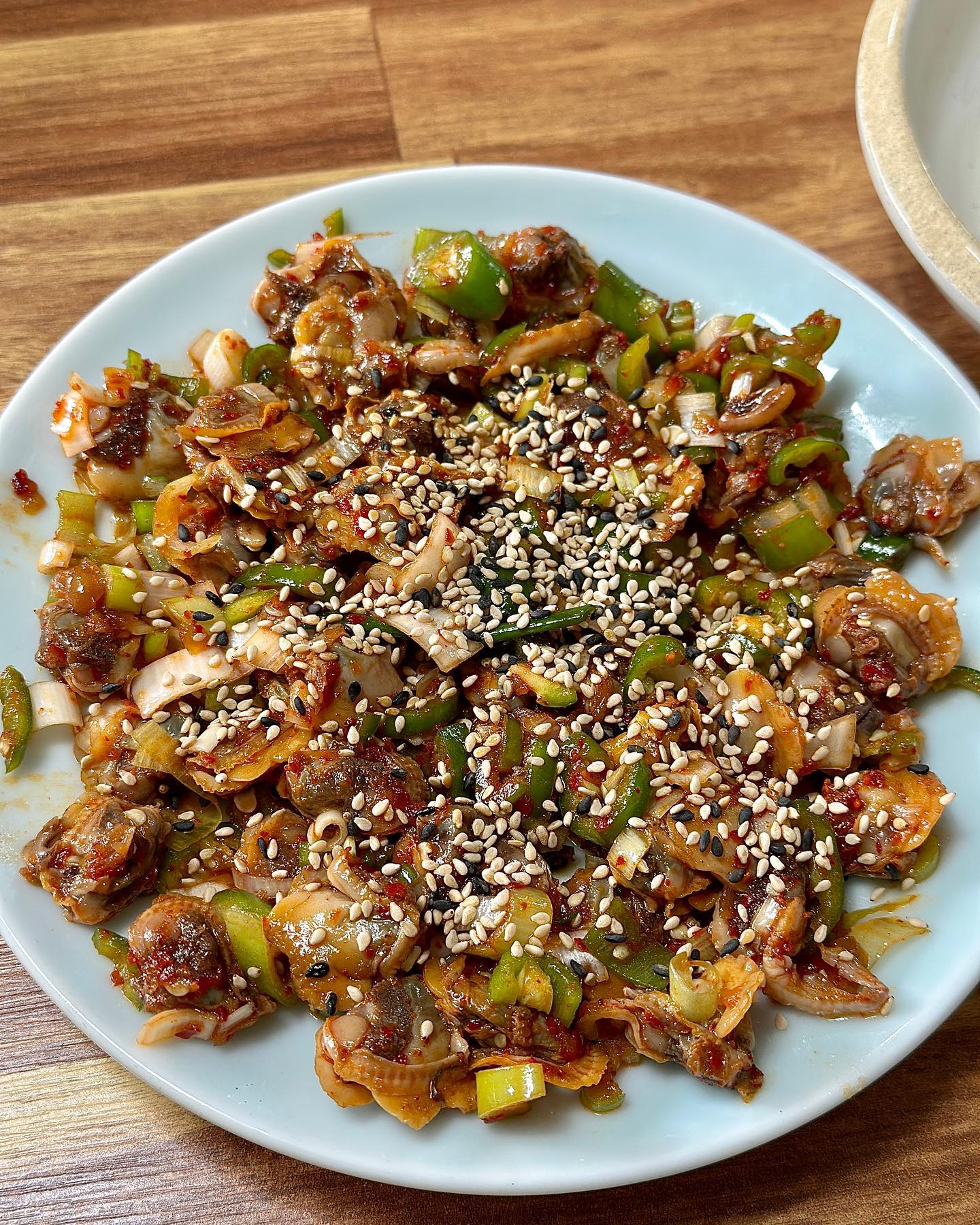 #여수항돌게쟁이꼬막 #협찬 

먹수니일지🐚

울산 꼬막정식 맛집에 간 먹수니!

꼬막정식 (1인 17000원)
간장꼬막+고추꼬막+꼬막초무침+꽃게탕🦀
아주 푸짐쓰한 한상💛

간이 약한 간장꼬막부터 밥에 비벼 김에 싸먹기! 단짠단짠에 꼬소한 꼬막 (*‾᷄ᵕ‾᷅*) 

고추꼬막은 평소에 알던 그 꼬막무침맛!

새콤달콤 꼬막초무침은 맥주 생각났오요!!!😆

꽃게탕은 낙지 한마리에 살 듬뿍 꽃게 듀마리🦀🦀

밥한공기로 부족했던 냠굿인 꼬막정식 잘 마시구 갑니둥 ٩( ᐛ )و 

.

🏠 울산 중구 성안로 204 1층

.

#울산맛집 #울산밥집 #울산성안동맛집 #울산성안동밥집 #울산꼬막정식 #울산게장정식 #울산꼬막맛집 #울산간장게장 #여수항돌게쟁이꼬막 #먹스타 #먹스타그램