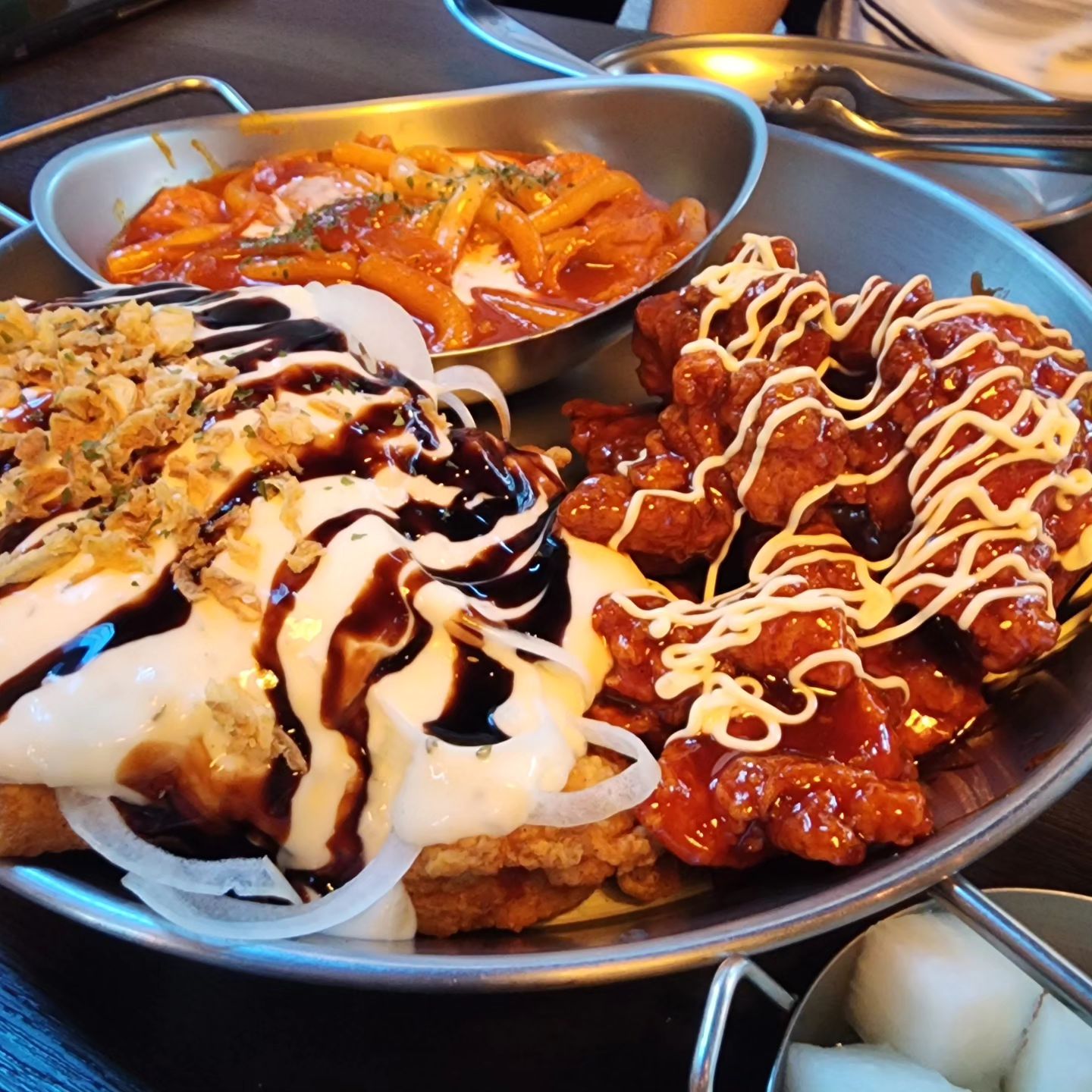 오랜만에 제대로 된 치킨을 먹었다.
파삭한 튀김옷 안에는 신선하고 육즙이 가득한 닭살이 나를 반겨줬다.

로슐랭세트(순살) 3가지선택 치킨반마리+치킨반마리+사이드1개 
(어니언발사+볼케이노+로제파스타)

#로슐랭 #천안맛집 #불당동술집 #불당동맛집 #신불당술집 #신불당맛집 #천안하이볼 #천안모임장소 #천안회식 #체험단