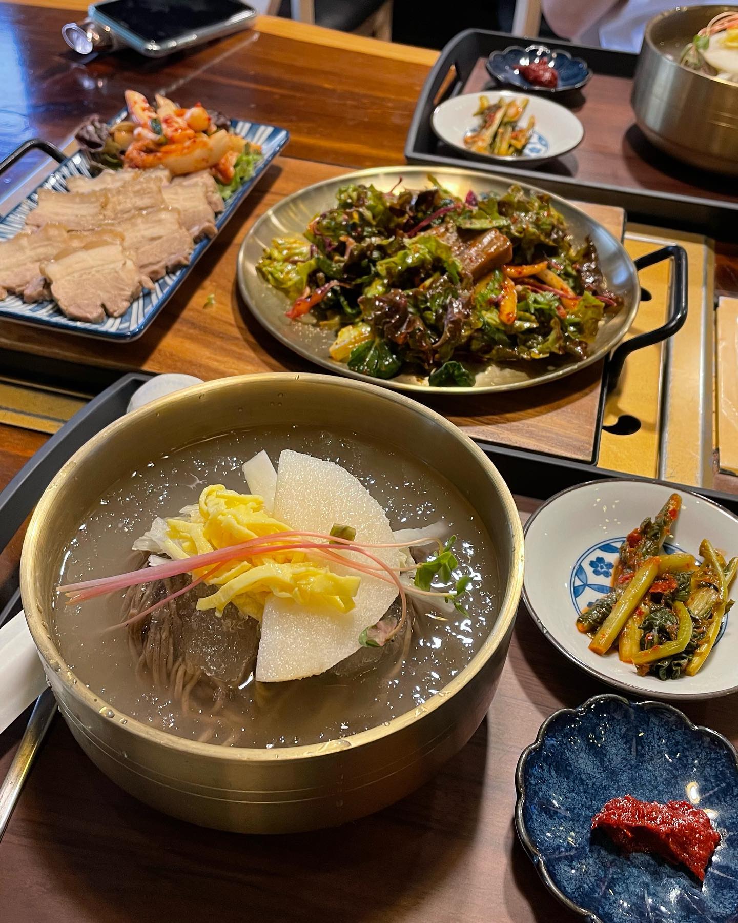 도토리 국수에 백김치 올려서 먹으면 진짜 꿀맛입니다, 간도 적당했기에 따로 간을 할 필요가 없더라구요!
도토리묵무침은 깨를 갈아서 넣은건지 진짜 고소한 맛이 확 나면서 정말 일품이에요오 :-)

도토리국수(냉)  8,000원
미니수육  5,000원
도토리 묵 무침  5,000원

#충북옥천맛집 #비꽃도토리 #도토리국수