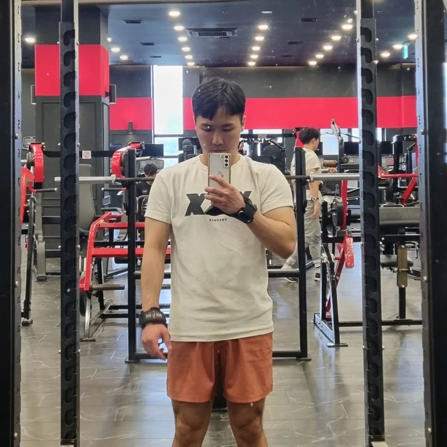 월요일 #오운완 

1. 등운동
쉬는날 기분좋게 등운동
낮에 가니 사람도 얼마 없고 좋네😊

2. 낮시월
해가리려 눈가리고 자는거 졸귀😊

.
.
.
.
.
.
.
.
.
.

#운동소통 #운동하는남자 #운동하는바리스타 #운동남