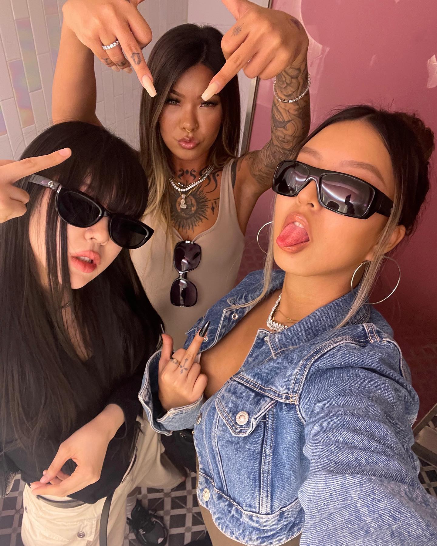Swipe left, bitches😈💖
잘노는 마이 빗츼들 in apgujeong