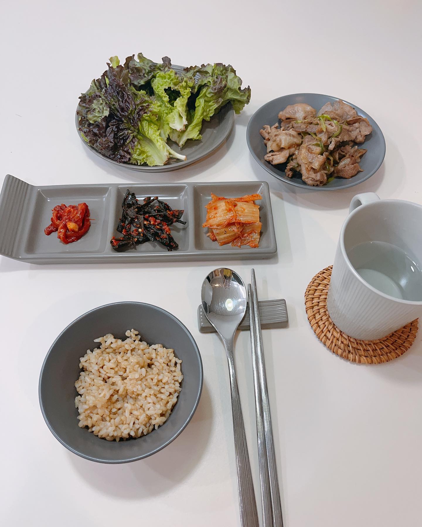 엄마가 상추를 따다 줘서
오늘은 상추랑 잘어울리는 
꼬기반찬이에요🐷

혼밥은 역시 빠르게 휙휙
간단한 요리가 젤 좋은것 같아요💕

대패목살이랑 파 넣고
설탕 한숟갈, 간장 한숫갈 넣고 
볶아주면 완성!👏👏

오징어젓갈, 고들빼기,김치
반찬으로 놓고 먹으면 
한상 금방이지요!✌🏻

고들빼기 엄마가 줘서 
첨 먹어봤는데
되게 맛이 강력하더라구요✨
근데 고기랑 같이 먹으니
 맛이 중화되면서 맛있더라구요?😍

그나저나 요즘 날이 더워지니까
요리하기가 넘 귀찮아요
저만 그런건가요?😂😂😂