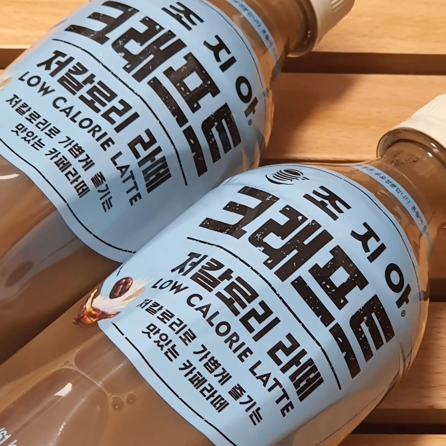 #협찬 기존 조지아 크래프트 라떼에서
칼로리를 확⬇️줄인
#조지아크래프트저칼로리라떼
.
100ml당 13Kcal로
부드럽고 달달한 듀얼브루 커피를
부담없는 칼로리로 즐길 수 있습니다!
.
라떼를 마시고 싶었지만...
당 과 칼로리가 신경쓰이셨던 분들은
조지아 크래프트 저칼로리 라떼로
시원한 하루를 보내실 수 있습니다😎
회사에서 점심먹고 나서 나른해지는데,
그 때 한 잔 싸~악 마시면 딱 일 것 같아요ㅎㅎ
.
판매처도 다양해서 편의점, 대형마트,
코-크 플레이 등에서 구입할 수 있으니
더운 여름날 #저칼로리라떼 한 잔 어떠신가요?
#저칼로리라떼 #조지아크래프트 #조지아 #듀얼브루 #라떼 #저칼로리라떼추천 #라떼추천 #셀러뷰 #셀러뷰체험단