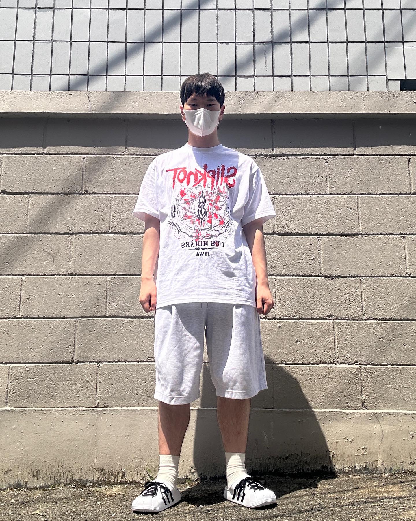 #협찬 "아디다스 클로그"
여름에 편하게 신을 신발로 아디다스 클로그 화이트를 하나 샀어요. 블랙이랑 화이트 같이 샀는데 화이트가 먼저 오고 블랙은 아직 검수 중이에요. 원래는 끈이 같이 없는데 ABC에서 120cm 끈을 하나 사서 커스텀 했어요. 리뷰 보면 전부 끈 커스텀 한 사진만 있어서 끈이 같이 있는 줄 알았는데 없더라고요. 혹시 구매하셔서 끈 커스텀 하실 생각 있으신 분들은 120cm 끈을 따로 구매하셔야해요. 오늘 코디는 버뮤다 팬츠에 흰 티셔츠를 입었어요. 올화이트로 코디해서 깔끔하면서도 힙한 프린팅이 있는 티셔츠로 힙한 느낌을 줬어요. 클로그 화이트 택배 받자마자 론리클로젯에 등록했어요. 22일쯤에 블랙도 도착예정이라니까 배송받자마자 론리클로젯에 등록할게요. 론리클로젯에 오셔서 제 새 신발들 구경하세요!
lonely_closet_official 
.
🔥 상의 : 보세
🔥 하의 : 보세
🔥 신발 : adidas 
 아디다스 아딜렛 클로그 화이트 블랙
.
