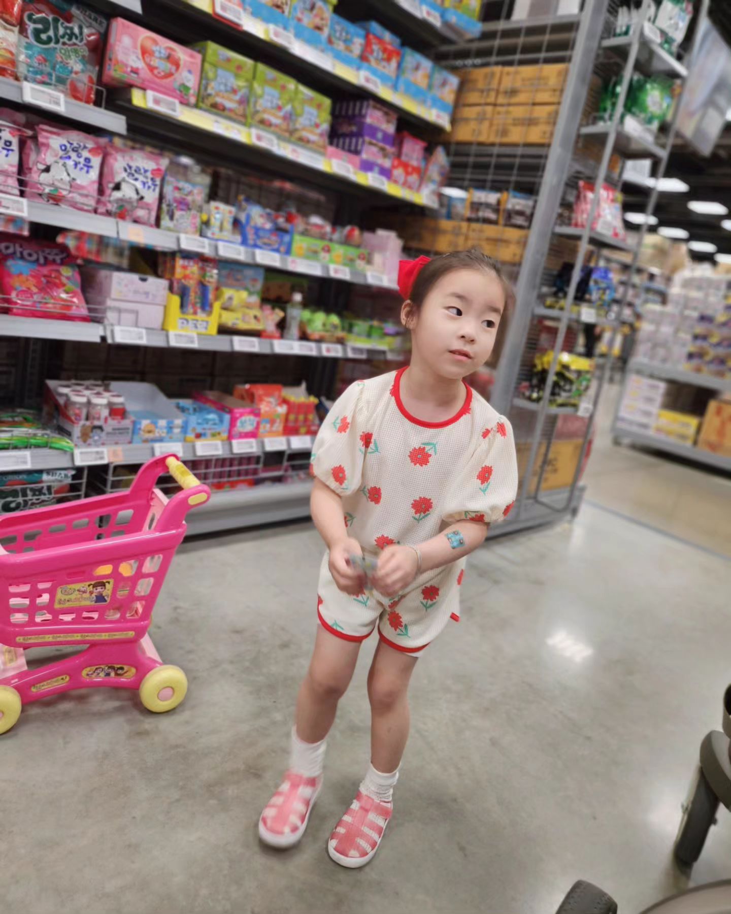 콩순이 카트 끌고🛒
어린이집 하원 후 간식사러 마트 춍춍
간식은 다 쵸코쵸코 젤리젤리😗

#다섯살언니