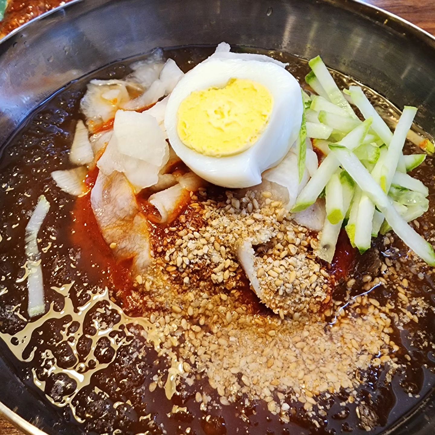 친구들과 함께 먹어봤던 #송주불냉면 
서산에 매장이 있길래 방문해보았다.
여름에 냉면은 진리다.

#송주불냉면서산