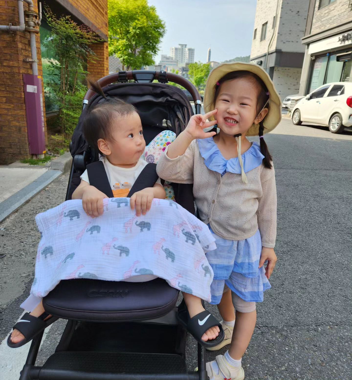 #48개월시윤 

초여름에 어울리는 에너지를 가진 시윤이. 이제 카메라 앞에서 조잘조잘 멘트도 잘 하고 킥보드도 (갑자기) 잘 탄다. 

하원 후 유치원 놀이터에서 친구들 기다리는 동안 스스로 물뿌리개에 물받아서 텃밭에 물주는 모습 보고 엄마는 갬동...😍🌱

#다키웠다 #만4세 #내딸 #육아 #유튜브할까😆