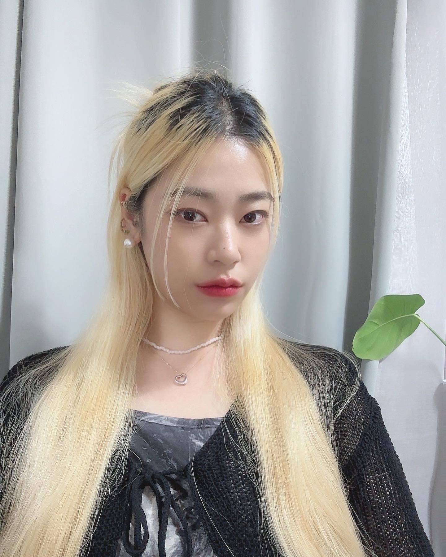 #광고 

진짜 여름 시작…!⛱️
햇님때문에 뜨거운 피부,,ㅜㅜ 😎

더 건조해지고 유분 올라오고 
메이크업 뜨고,,🥵

✔️ 진짜 이럴때 제일 먼저 피부 컨디션에 맞게 바꿔줘야하는게 기초예요!!

🤗 저는 이번 여름을 함께할 에센스는
 화해에서도 평점4.5점 아이피부랩의 키토산 에센스 아웃오브트러블이예요!

우선 텍스쳐 아주 가볍구! 
전혀! 끈적임없이 쏙! 스며들어요! 
수분감이 뿜뿜해서 뜨겁고 건조해서 
예민해진 피부를 진정시켜주는데 
아주 좋았어요!! 💦🦦

이렇게 더운날 메이크업도 하다보니 
트러블도 올라오는데 

에센스의 키토산성분이 피부속 노폐물을 흡착배출해주고 진정시켜주니 
트러블케어도 함께 되어 피부컨디션이 아주 좋아졌어요!! 

메이크업 베이스도 쫀쫀하게 촥! 잘 올라가서 넘넘 최고!!

✔️🧐 피부가 많이 유분지는분들은 
아이피부랩 에센스까지만 흡수시켜주시고 
피부 메이크업들어가도 너무 좋을 것 같아요!!

✔️🧐 나는 수부지다! 하시는분들은 수분크림까지 살짝! 마무리해주시면 모찌모찌 피부 완성!!

⭐️ 지금 공홈에서는 
6만원의 제품을 35,000원으로 
할인도 하고 있으니 다들 달려가세욤!!🤍
⠀⠀⠀⠀⠀⠀⠀⠀⠀⠀⠀⠀⠀⠀⠀ ⠀⠀.
⠀⠀⠀⠀⠀⠀⠀⠀⠀⠀⠀⠀⠀⠀⠀ ⠀⠀.
⠀⠀⠀⠀⠀⠀⠀⠀⠀⠀⠀⠀⠀⠀⠀ ⠀⠀.
⠀⠀⠀⠀⠀⠀⠀⠀⠀⠀⠀⠀⠀⠀⠀ ⠀⠀.
⠀⠀⠀⠀⠀⠀⠀⠀⠀⠀⠀⠀⠀⠀⠀ ⠀⠀.
#아이피부랩 #ipibulab #키토산에센스 
#퍼스트에센스 #여드름화장품 #피부트러블 #트러블화장품 #문제성피부 #kbeauty #메이크업아티스트 #데일리메이크업 #데일리 #탈색 #홈케어