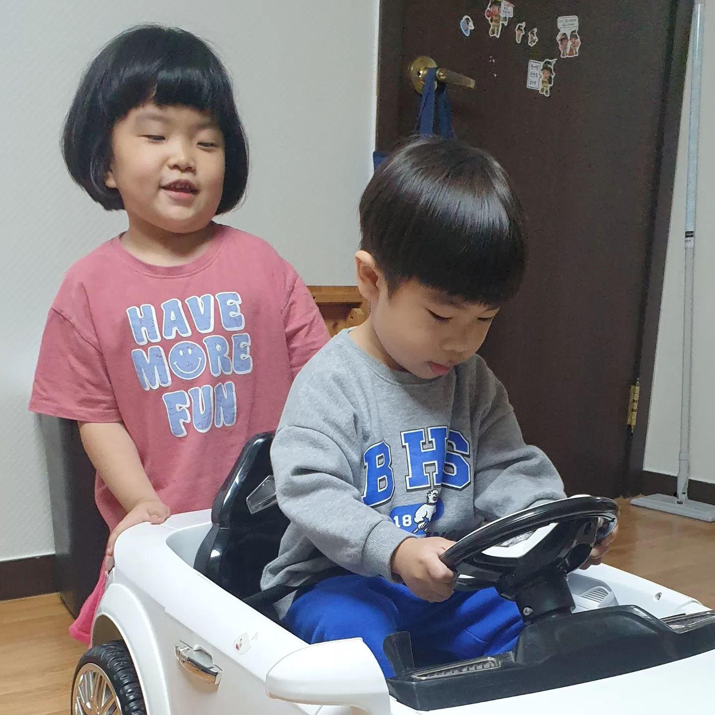 동생들을 너무 좋아하는 남매~
가르치는걸 좋아하는 송연이
동생들이 마냥 귀여운 종우
동생들이 놀러와서 신나게놀다보면
빠른 육퇴 🤗
다투지만 말고 이렇게  사이좋게 지내렴😆
덕분에 난 휴식취하면서 📷 사진찍기ㅋㅋ
이은아~이모 매일 청소한다~ㅜ
너한테 시킨거 아니다잉🖐

#남매육아
#엄마는휴식이필요해
#동생이랑
#동생사랑
#동생바보
#빠른육퇴감사🙋‍♀️
#사랑둥이들

miyeong81382500
park_ha_na_