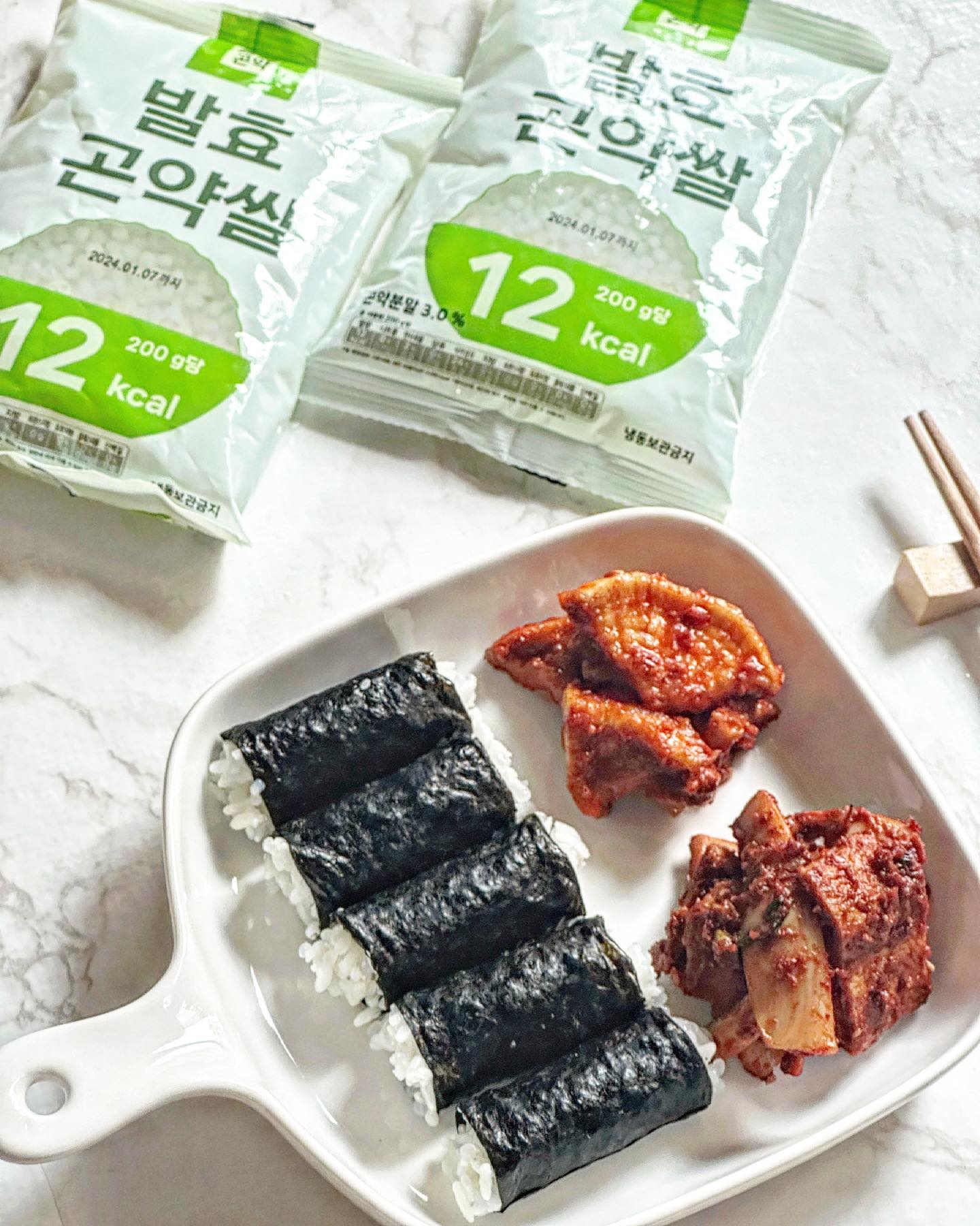 다이어트로 식사때마다 서러운 1인🥲

면은 빼빼곤약면으로 채웠고,
드뎌 밥까지 곤약쌀로 정복해봤습니다!🌾

방법도 간단해요.
쌀5:곤약쌀5 섞어 지어주기

곤약쌀 1봉지 기준 쌀이랑 섞어 지으면 2공 정도 되는 양이예요.

곤약이라 이질감이 걱정된다면🤔
물론 진짜 쌀로만 밥이랑은 다르지만 흰쌀의 찰짐➕곤약의 톡톡 터지는 식감이 은근 잘 어울려 맛있었어요!

다욧하면서 제일 먹고팠던 충무김밥😂
일반은 계란지단으로 대처 가능하지만 충무는 밥이 생명!
12kcal밖에 안하는 곤약쌀 덕분에 칼로리 덜어내고 소원성취 했어요~😍

다이어트로 밥 1/2 덜어내는 중?
노노~🚣‍♀️🚣
곤약쌀로 ✖️2 더하자🍚 gognacdotcom 

#협찬 #곤약밥 #곤약즉석밥 #빼빼곤약 #곤약쌀 #키토제닉 #곤약다이어트 #즉석밥 #곤약햇반 #다이어트도시락 #식사대용 #저컬로리 #건강밥상