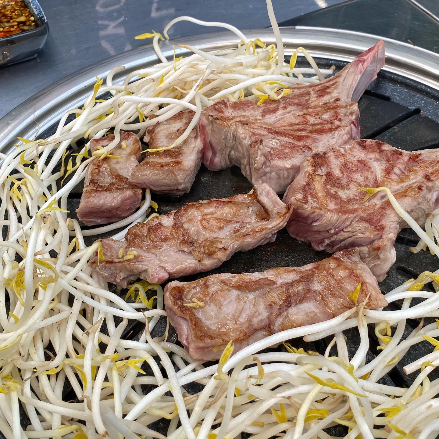 ☀️라복궁☀️

가산동에 위치한 양갈비 맛집인데!
서울양갈비 맛집이라고 해도 전혀 손색없는 정말정말 맛있거 특유의 잡내가 없어 처음 먹는 사람도 맛있게 먹을 수 있는 양갈비🐑🐑🐑

우리 친구들 사이에서 양갈비 맛집으로 소문난 이곳 ! 라복궁!

#라복궁 #가산동양갈비 #양갈비맛집 #서울양갈비 #양갈비 #양갈비구이 #마라탕맛집 #금천구마라탕 #금천구양갈비