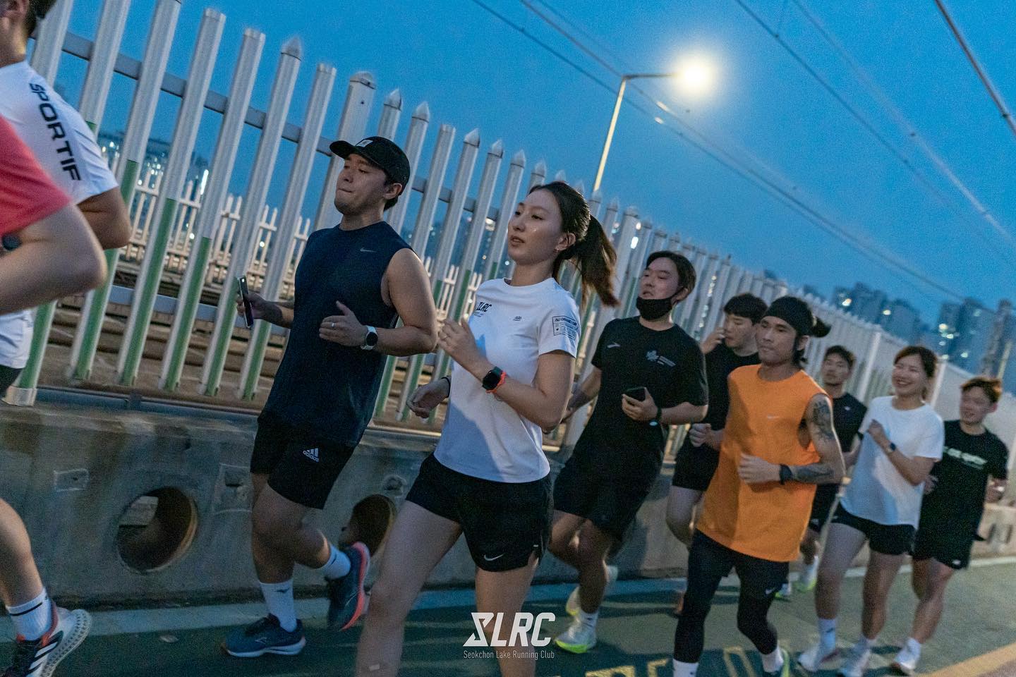 🏃🏻‍♀️🏃🏻

벌써부터 육수런
함께 달리니 시너지
땀 빼고나니 개운쓰
스르릌과 땀주르릌

📸 yong._.2
👫 slrc_running 

#slrc #스르릌 #석촌호수러닝클럽 #석촌호수 #러닝 #운동하는여자 #운동하는남자 #러닝크루 #러닝스타그램