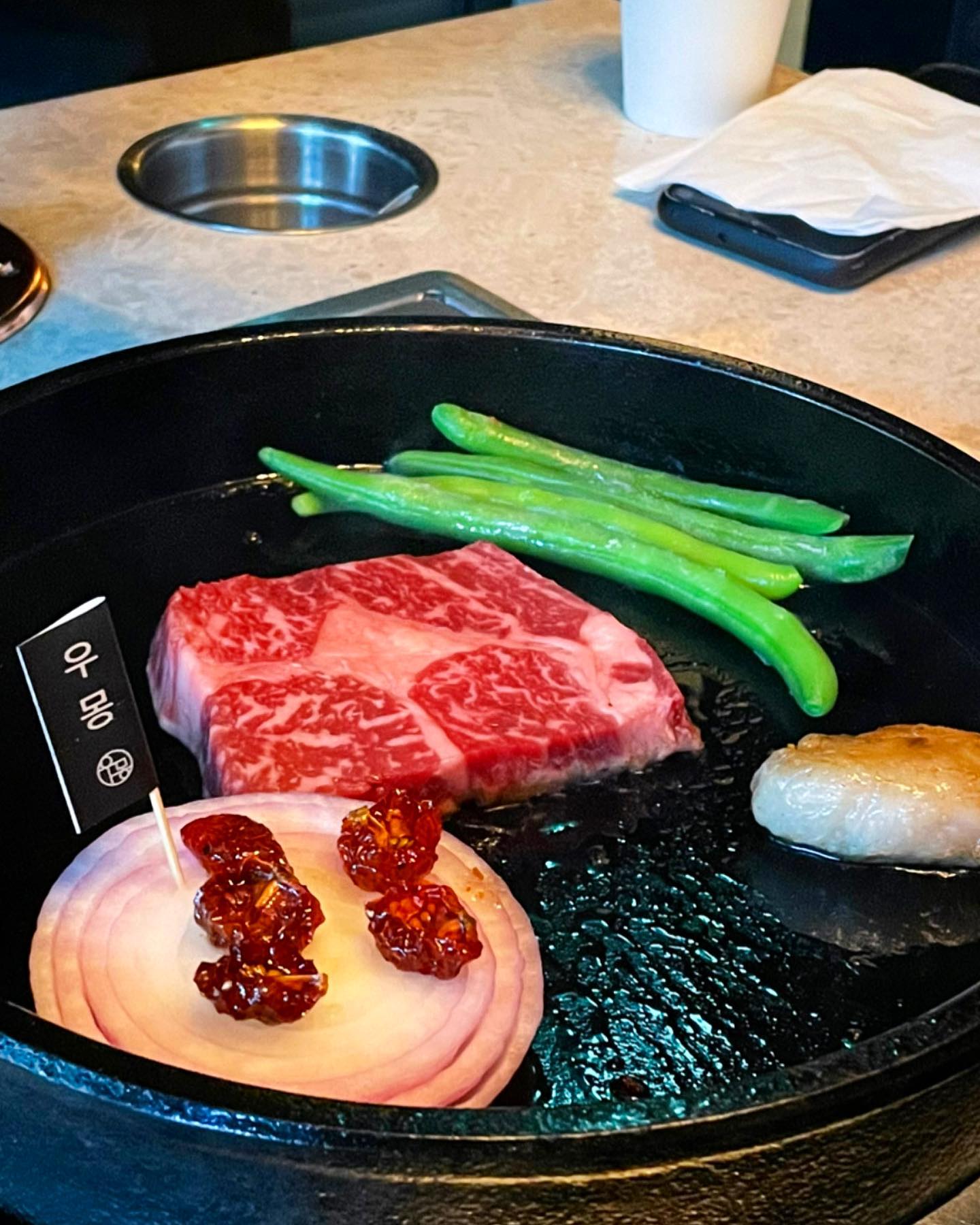 #우몽 

판교역 소고기 맛집 🐮

#우몽스페셜 주문했는데 부위가 다양해서 여러 부위를 맛보고 나서 맛있는 부위만 추가로 시켰어요 !
입에서 사르르르르를 녹음..

트러플 향을 별로 안좋아하는데 트러플 육회는 진짜 내 취향 ㅠㅠ❤️
반찬들도 소고기와 잘어울리는 깔끔한 반찬들이였고 무엇보다 간장게장이 반찬으로 나온다구요..🦀

직원분들이 구워주셔서 너무 편하게 식사를 했고~ 마지막에 #한우차돌볶음밥 꼭 필수로 먹어줘야해요!! 양 진짜 많아서 4명이 먹어도 남겼어욬ㅋㅋㅋㅋ❤️

판교 소고기집은 무조건 #우몽 입니다🥳

#판교역맛집 #판교맛집 #판교회식 #분당맛집 #판교현대백화점 #먹팔 #먹스타그램🍴 #먹팔맞팔
