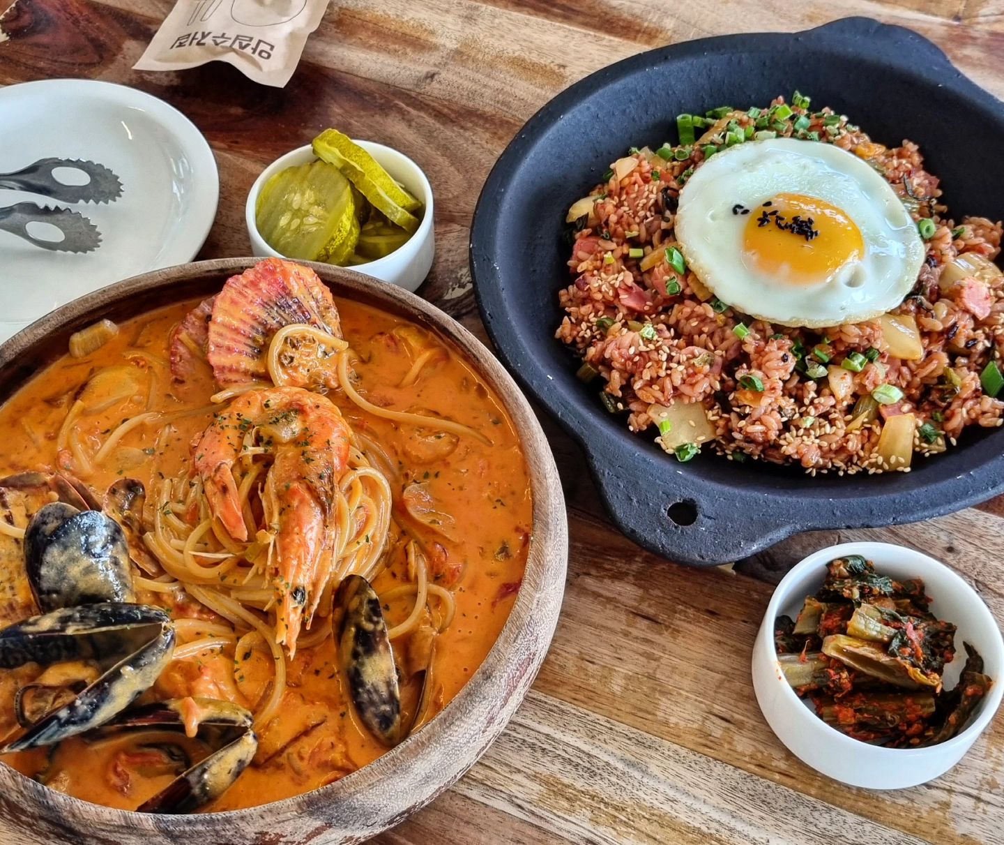 여수 바다식탁

👉 벽화마을 뷰도 예쁘고 분위기도 예쁜 
  거기다 애견동반까지 가능한 식당 🐾

✔️ 애견동반 가능 식당

방문전에 찾아서 보니 갓김치볶음밥이랑 
해산물이 푸짐하게 들어간 바다파스타를
많이들 잡수시길래 두가지로 주문해봤다

파스타는 소스가 꾸덕하니 꿀맛 😋
갓김치볶음밥은 생각보다 심심한맛
그냥 먹기보다 파스타 소스랑 같이 
먹어야 맛있었다는! 

📍 전남 여수시 고소3길 43 주1동 2층

🕐  매일 11:00-21:30

💰 갓김치볶음밥 14.0 
  바다파스타 19.0 

#여수애견동반식당 #바다식탁#여수맛집 #여수벽화마을