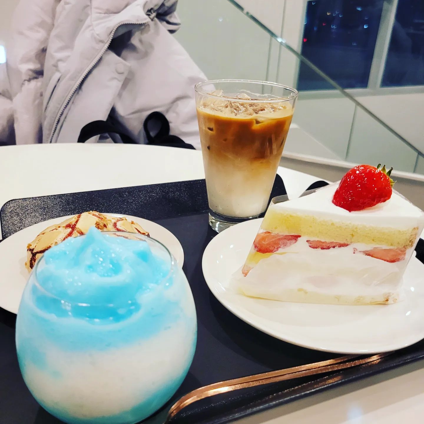 부산 감천동 분위기 좋은 카페

☕️필렉스
🏠 부산 사하구 감천로 65
⏰️ 매일 10:30~21:00
☎️ 051-202-0200

✅️ 주차장이있는 대형카페
✅️ 다양한 베이커리 및 음료 종류
✅️ 직접 로스팅한 풍미 가득한 커피
✅️ 넓고 편안한 테이블

✨️ 니니의 초이스 메뉴
바닐라빈라떼 ice(₩6,500)- 수제 바닐라빈 시럽이 들어간 달달한 필렉스의 시그니처 커피

구름스무디(₩6,500)- 아이스크림 소다맛이 나는 상큼하면서 달달한 구름모양 요거트 스무디

딸기생크림케이크(₩7,500)- 콕콕 박혀있는 딸기와 부드러운 생크림의 조화

누네띠네 스콘(₩3,500)- 바삭한 겉과 안엔 호두가 들어
영양까지 챙길 수 있는 디저트

📢 분위기 좋은 카페
📢 엘리베이터로 편하게 이동 가능한 내부
📢 전문적 로스터리 베이커리 카페

#감천동카페
#감천카페
#감천문화마을카페
#감천분위기좋은카페
#먹팔맞팔
#선팔하면맞팔