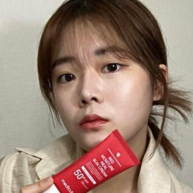 보민(25) on Instagram: ”#광고 @medicube_korea #레드모이스처리얼선크림 어제 역대급 더위를 경험하셨나요..🥵
전 원래 썬기능있는 쿠션만 바르고 썬크림은 따로 바르지 않는데 ,,ㅎㅎ
점점 피부가 푸석해지더라구요ㅠㅠ 요 선크림 테스트 하려구 일주일 동안 꾸준히 발랐는데 나이트루틴할때 확실히 피부가 살아있더라구요🫢🫢 선크림 특유의 강한 향도 없고 백탁현상 전혀 없었어요!!😳 수분 함량이 무려 67%!!
발림성이 가벼우면서도 피부에 착 달라붙어 생얼 연출 가능이랍니당🤍🤍 논코메도제닉 테스트 마친 선크림으로 모공을 막지않아 여드름성 피부도 걱정없이 사용가능해용💓 이번 여름철 선크림 고민이신분! #메디큐브 강추드려용🫶🏻 #광고#메디큐브#medicube#AD#@medicube_korea#레드모이스처리얼선크림#유재석선크림#선크림#선크림추천#레드선크림#촉촉한선크림#유재석선크림#썬크림#썬크림추천#썬크림필수#선크림필수#자외선차단”