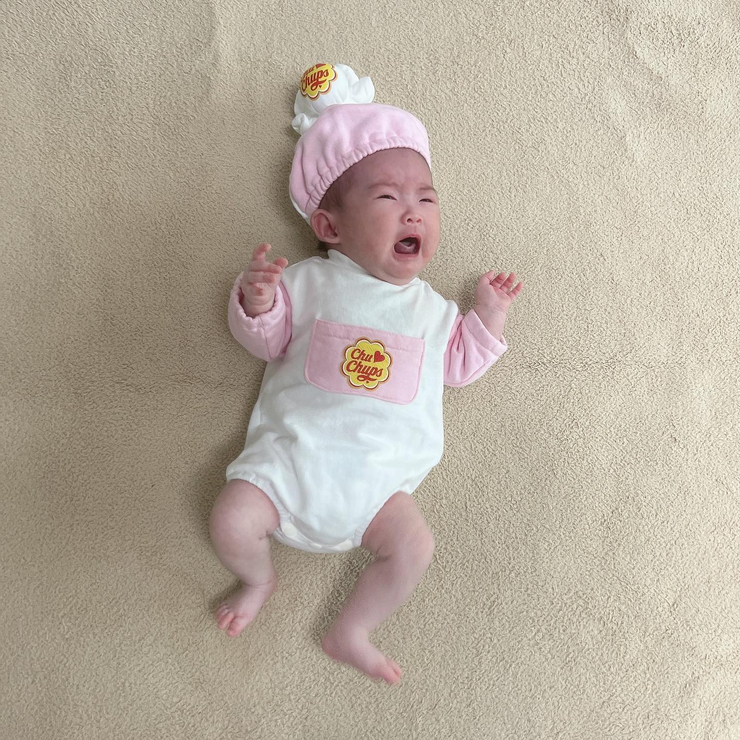 ෆ 

내일 벌써 50일.

아무 생각 없이 있다
아름이 지희 덕분에 이쁜 옷 입고 찰칵 📸

찍으면서 울기만 했지만,
그래도 귀여우니 ෆ 

#흑토끼띠아기 
#벌써50일 
#춥파춥스