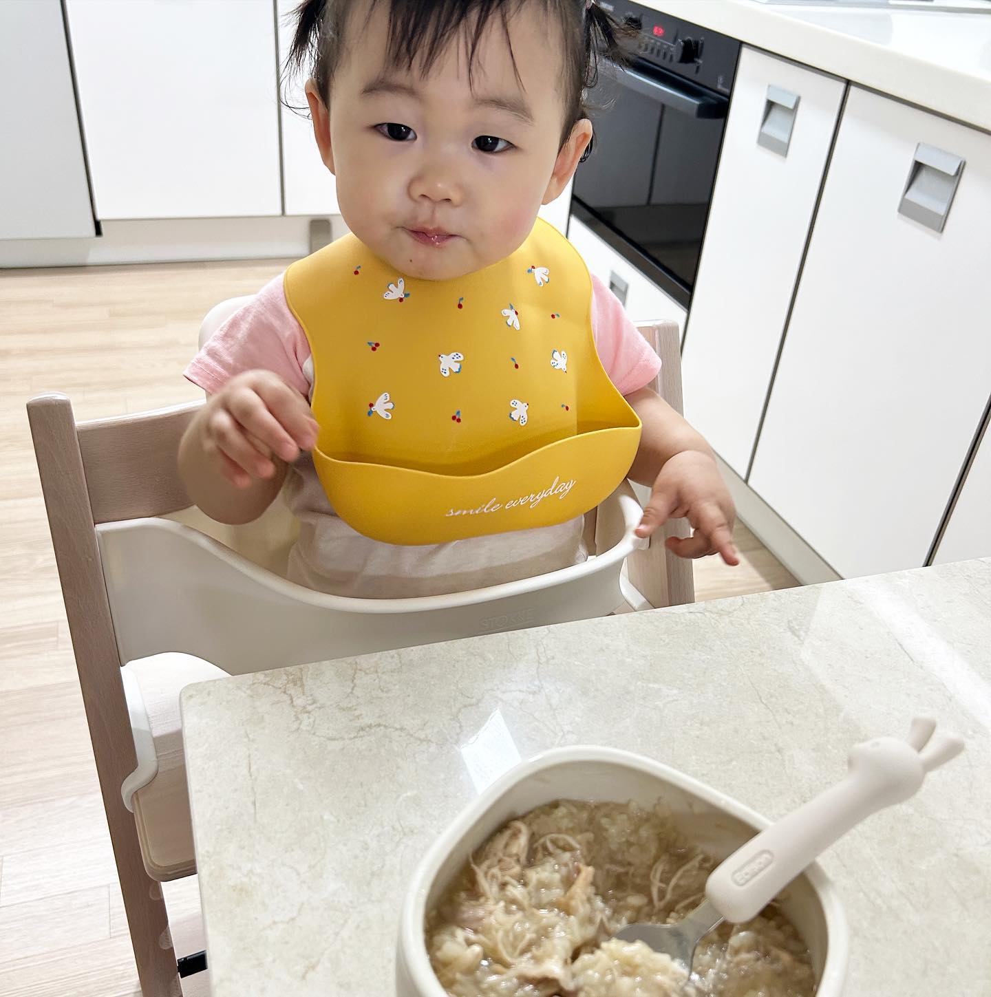 엄마에게 찾아온 밥태기 (아기밥만들기 권태기) 

요즘 땀흘리며 뛰어노는 아기를 위해 오랜만에 삼계탕만들기 ❤️‍🔥

한방재료 사용하지않고 만들었는데 남표니랑 제 입맛에도 딱 좋아서 우리 가족 저녁 다같이 해결 💕

백숙용 닭 대추 대파 마늘 찹쌀 물
이 것만 있으면 삼계탕 어렵지 않아요 😎