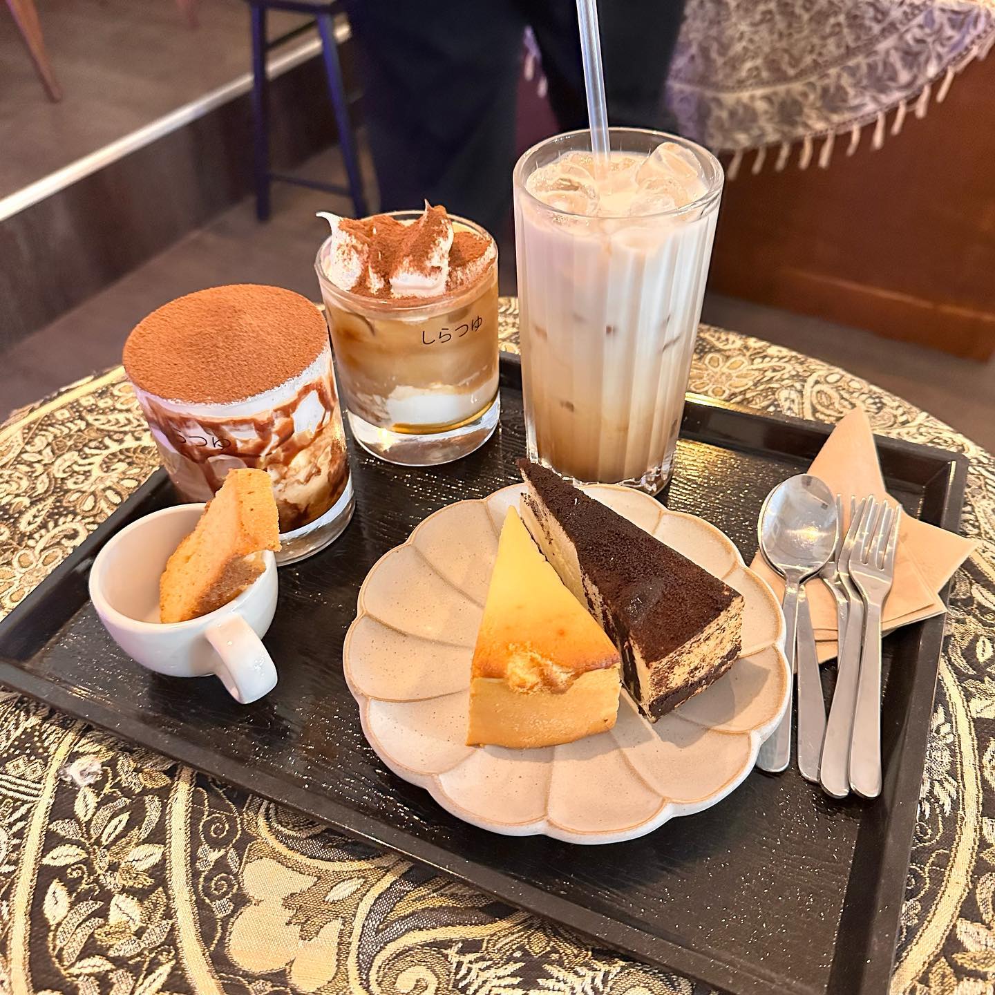 폼미침,,,
.
. 
.
#행궁동카페 #행궁동카페거리 #행궁동카페추천 #레몬아인슈페너 #치즈케이크맛집 #행궁동디저트 #실내디자인 #실내인테리어 #맞팔 #카페투어 #카페인테리어 #좋반