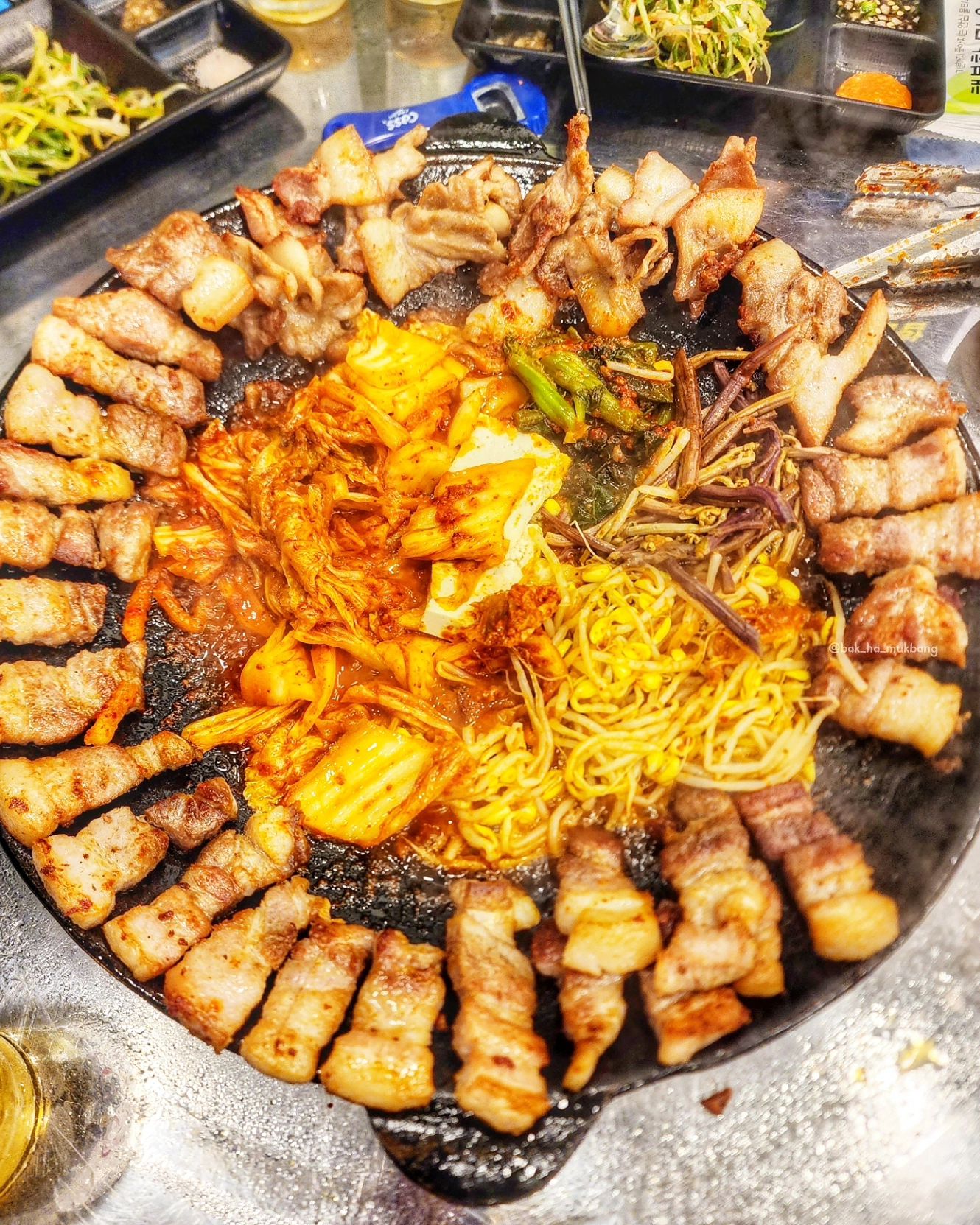 ✅ #박하의먹방_마산 < #꿔 >
#무쇠묵은지삼겹 #경남대맛집 #마산맛집 #창원맛집
-
•  묵은지 삼겹+꼬들살
•  키조개 소차돌 삼합
-
한돈 생고기를 숙성시켜 묵은지와 함께
뜨거운 무쇠가마솥뚜껑에 지글지글~!!!
붙자마자 나는 치이이이익~ 소리에 귀가 먼저 즐거움💛
⠀
무쇠에 직접 구워주셔서 좋아요! 꿔꿔!
잘 구워진 묵은지와 고기 조합 맛없없이죠😎
계속 들어가게 하는! 한점 당 술 한잔 꼴깍
⠀
여기에 키조개 소차돌 삼합 살포시 구워
짭조름고소하게 먹으면 술맛이 업업! 기가맥혀~
⠀
📍팥빙수, 계란찜, 셀프라면 테이블 당 1회 무료!!
당장 꿔 앞으로 가즈어어🏃