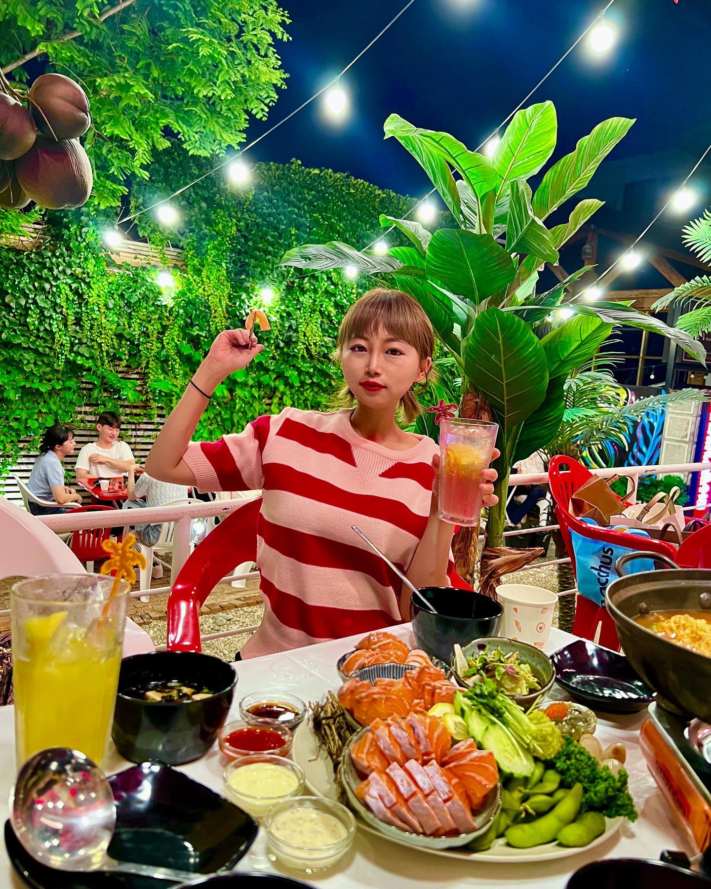 #협찬 대구 동성로에서 부산을 느낄 수 있는 
씨푸드 펍 씨유어게인🐟 힙한 골목 포토존을 따라 들어가면 
바다에서 먹는 것 같은 이국적인 감성의 매장에 전복, 개불, 가리비, 문어, 소라 등등 재철 생물을 바로 먹을 수 있고 
거기에 연어, 광어 등 각종 활어 사시미에 랍스터까지 
싱싱하게 먹을 수 있어요👍
특히 야외 테라스에서 먹으면 감성+조명까지 좋아서
사진도 잘 나온다는 점 :) 
대구에서 바다 감성과 맛까지 느낄 수 있는 데이트 코스를 찾는다면 
동성로 씨유어게인으로🤭
sea_u___again 

📍영업시간 및 예약 안내
Open 17:00
Closed 03:00
L.O 1:📍주소대구 중구 삼덕동 1가26-3 Daegu

#동성로 #동성로맛집 #랍스터맛집 #동성로술집 #대구해산물 #교동맛집 #삼덕동맛집 #교동핫플 #동성로핫플 #대구핫플 #삼덕동핫플 #교동술집 #삼덕동술집 #동성로데이트 #동성로술집추천 #동성로해산물 #대구동성로맛집 #대구동성로 #동성로데이트코스 #동성로맛집추천 #동성로파스타 #대구술집 #동성로이자카야 #대구이자카야 #대구데이트장소 #대구데이트코스