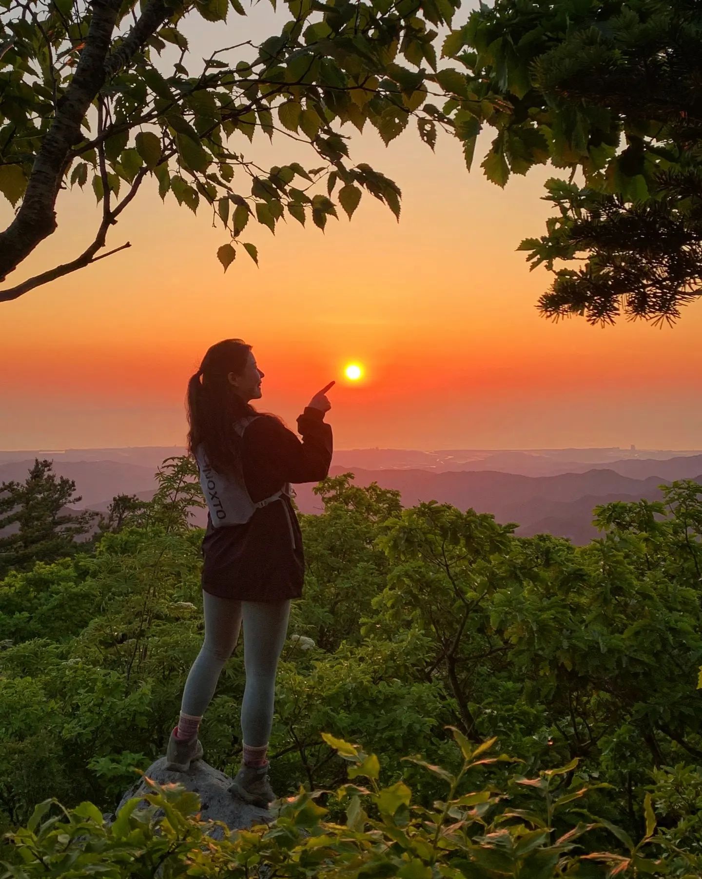 #오대산 #노인봉 #일출산행 🌄
황홀하다는 표현은 여기에 쓰는거지
진짜 황홀했다🧡

밤새고 가느라 너무 힘들었지만
2일밤새고 가도 좋았을만큼 눈호강 제대로ㅎㅎ

난 진짜 산에서 일출보는게 젤좋아!

_

#오대산국립공원 #1일2산 ⛰️

:: 1산 노인봉
진고개탐방지원센터 - 노인봉 - 하산

:: 2산 비로봉
상원탐방지원센터 - 상원사 - 적멸보궁 - 비로봉(정상) - 하산

_
_
_
#일상 #등산 #등산스타그램 #일출 #셀피 #블랙야크100대명산 #daily #mountains #sunrise #instagood #photooftheday #🧡