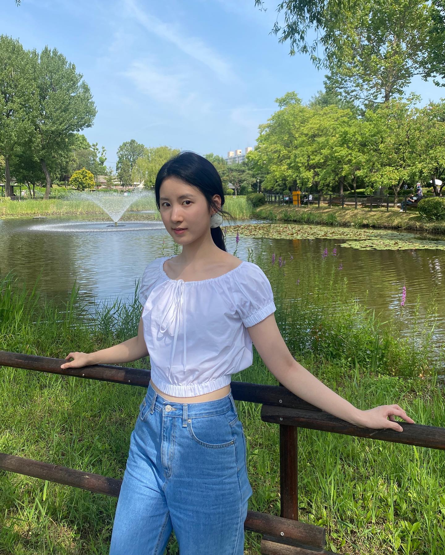 한국의 스위스 같았던 용산 가족 공원🥹

용산 미군기지까지 야무지게 둘러보고 집에 가려던 중, 불꽃놀이가 보였다. 그 방향을 향해 뛰어갔는데 가로질러가던 아파트의 경비원 분이 옥상 장소를 알려주셨고🫢 상냥한 마음씨 덕분에 잊지 못할 경험을 했다😌🎆