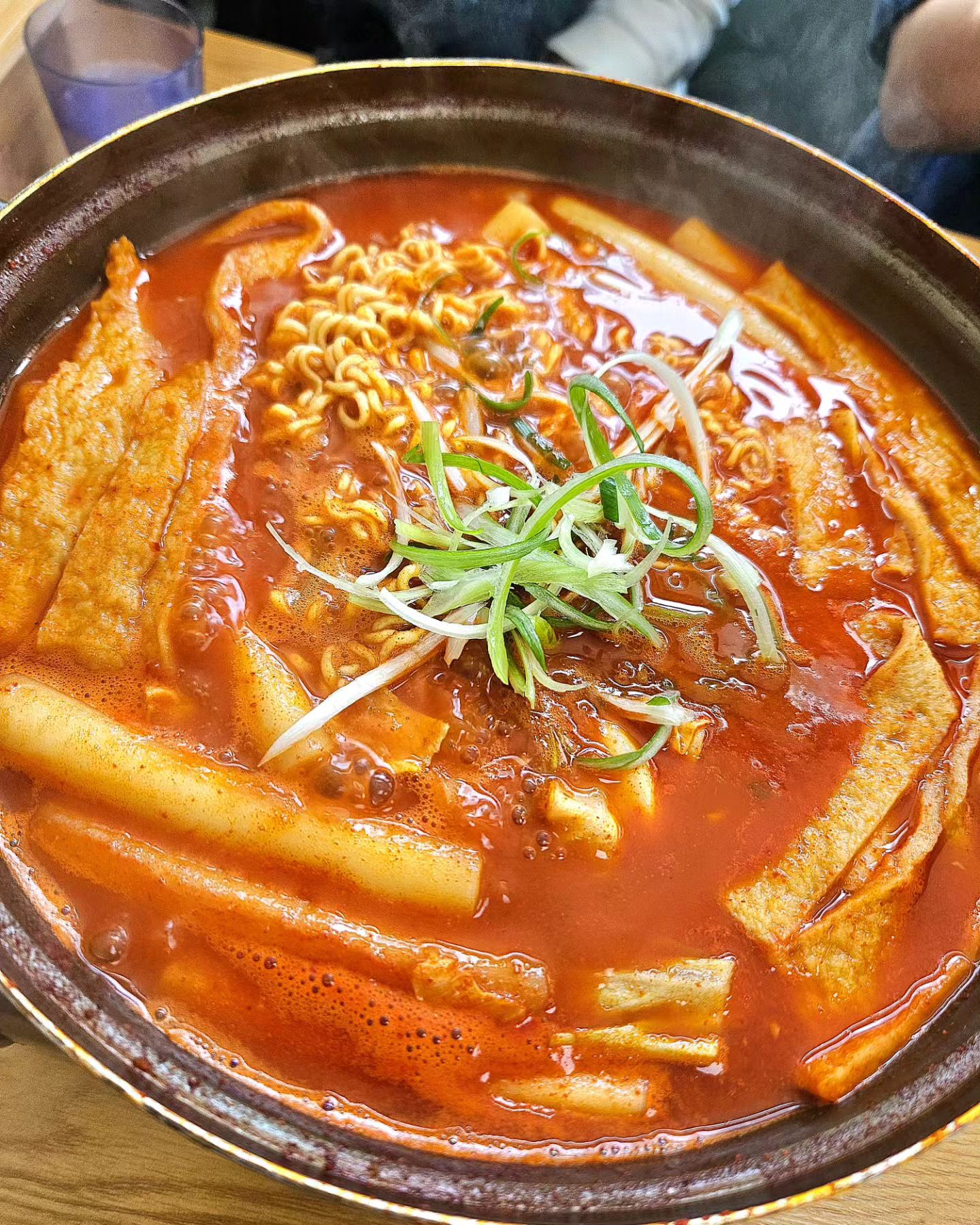 #요고요고 #상암
오늘을 회사근처 즉떡맛집❤️
아파트상가에 자리잡고 있어요!
하...나만 알아야되는데.........
사람 많아지게생겼네요ㅠㅠㅠㅠ

#파채떡볶이
파채튀김과 떡볶이의 조합
밀떡인 즉떡자체도 맛나는데
파채튀김 진짜 미쳤어요!!!!!
매콤한 국물과 바삭한 튀김!!!!
라면사리는 무조건 넣어야죠!!!

#무침만두
하 이게 진짜 또 별민데
양념이 진짜 미쳤습니다ㅜㅜ
완전 바삭바삭한 무침만두!!!
약간 매운 양념치킨 맛이예요!!!!
이건 배불러도 꼭 시켜드세요!!!

#모듬튀김
오징어튀김이 미쳤어요!
크기도 대따크고ㅠㅠ대박
오징어도 완전 실해요!!!!!!!
김말이도 바삭바삭 완전 최고!!!

#망고빙수
후식으로 찌끄만 망빙!!
손바닥만한데 와 이것도 꿀맛!!
꼭 시켜드셔야 할 것 같아요!!!!!

저는 점심에만 가봤는데
저녁까지 장사를 하세요!!!
저녁에 즉떡에 맥주한잔 크으
제발 저 가는 날엔 가지마세요!!!!

#상암맛집 #상암동맛집
#떡볶이맛집 #즉석떡볶이맛집
#분식맛집 #분식집추천 #떡볶이추천
#회사원점심 #회사원저녁
#직장인점심 #직장인저녁
#소통 #일상 #먹팔 #맞팔 #맛집
#브이로그 #음식리뷰 #제품리뷰 #강사원