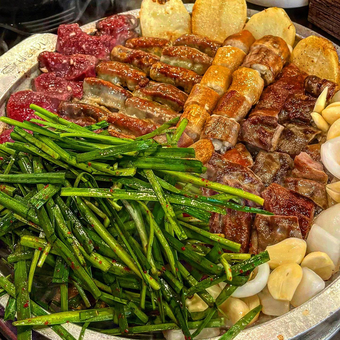 🚩팡팡 터지는 곱의 향연 #발산한우진곱창 

아주 뚱뚱한 비주얼 자랑하는 곱창 맛집 소개
매일매일 웨이팅이 넘쳐나서 무슨일인가 했는데,
성시경 먹을텐데 나왔다고 하더라구요..? 아찔

웨이팅 미쳤지만 그래도 한 번 쯤은 꼭 !
드셔보시길 추천드리는 곳 ⎝⍢⎠

진짜 넘넘 마싯고든녀,,,
바삭촉촉한 곱창이 찐탱이에요.
이렇게 곱이 꽉차고 꼬수운 곱창 첨이에여,,

모듬으로 시키긴했는데, 다음에는
무조건 곱창만 잔뜩 먹고 나올 예정입니당
츄라이 츄라이~

🏷️발산한우진곱창(📍발산역 2번출구)
🏷️한우모듬구이(29,000원)
🏷️월-토(11:30-22:30), 일요일 휴무

🔎#지니_마곡 

#마곡맛집 #발산역 #발산역맛집 #곱창 #곱창맛집 #마곡나루 #마곡나루맛집 #먹을텐데 #맛집