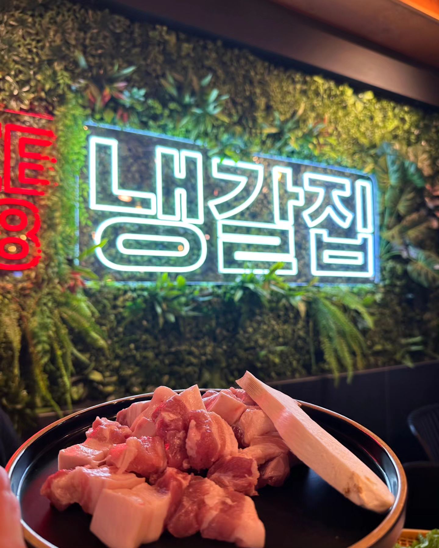 #금호지구 #냉갈집

김치와 밥이 맛있는 금호지구 냉갈집
가게도 깔끔하고 고기맛이 일품.

찬도 좋고 가게도 깔끔하니
삼겹살에 소주 한잔 먹기 좋은 고깃집.

#냉갈집금호점 #광주맛집 #금호지구맛집 #광주핫플
