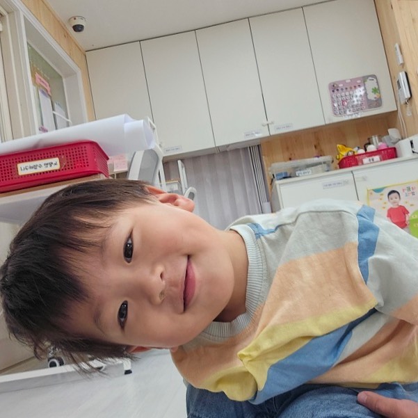저기 아저씨.. 코딱지.. 좀 🤣
쌤한테는 이렇게 웃어주는구나

#22개월아기 #키즈노트 #소띠아기 #육아스타그램 #소띠맘🐮 #어린이집생활 #육아기록 #아기스타그램 #재유니의하루 #배재유니❤️ #배재유니
