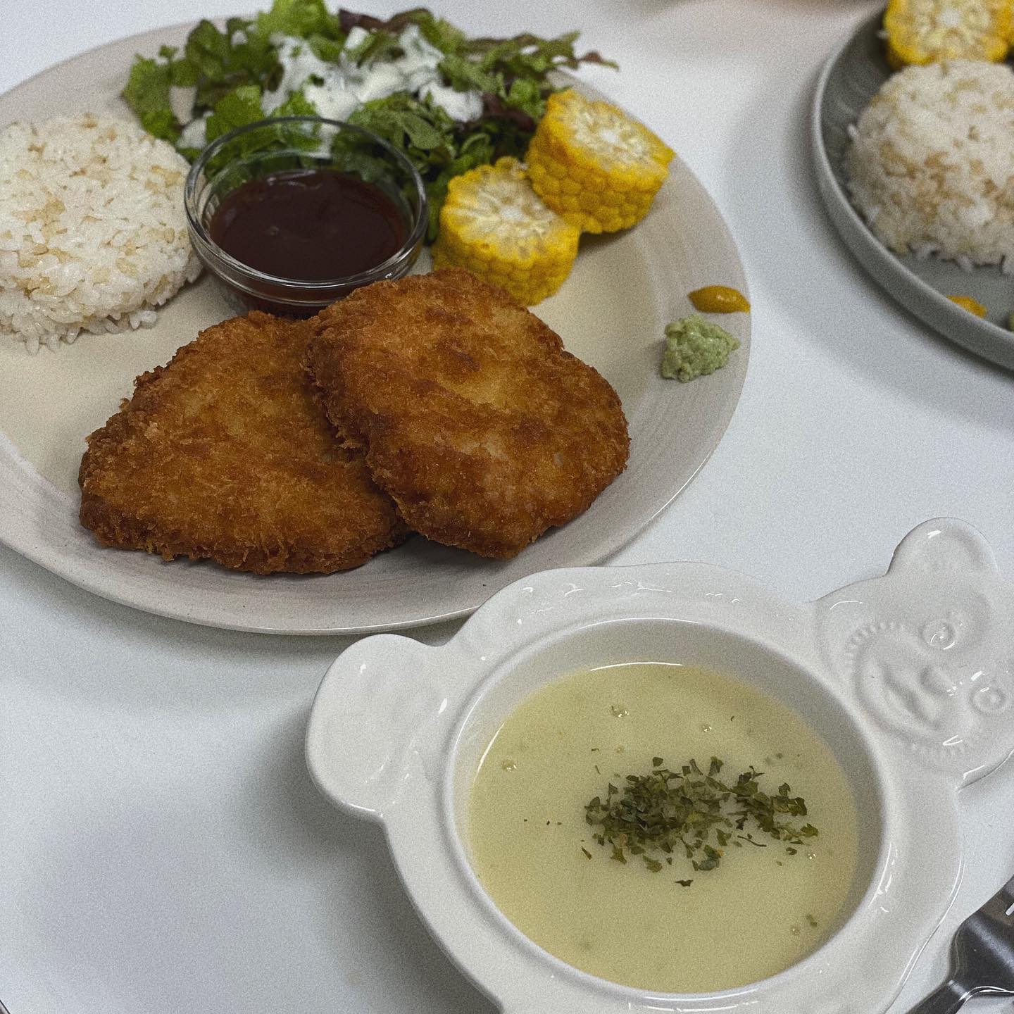 돈가스 먹고싶다하니 준비해준 저녁🍴

에프에 돌린 돈가스가 엄청 바삭바삭했고, 샐러드 밥 스프 옥수수 까지 완벽했다!🫶

#남편요리 #저녁메뉴 #돈가스 #요리 #신혼밥상 #집밥 #먹팔 #먹스타그램