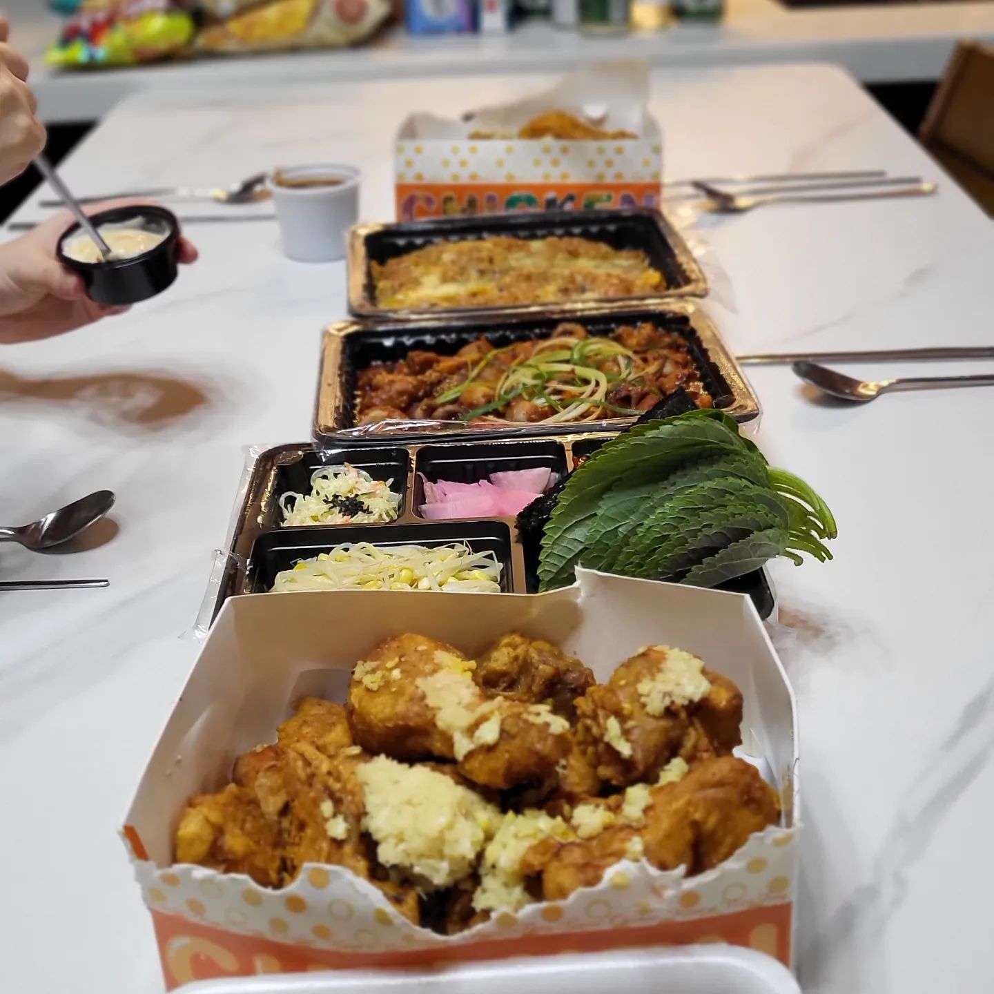 22.04
.
배달이었나... 포장이었나... 아무튼 마늘치킨 맛있었음
.
근데 경주엔 나초가 없어