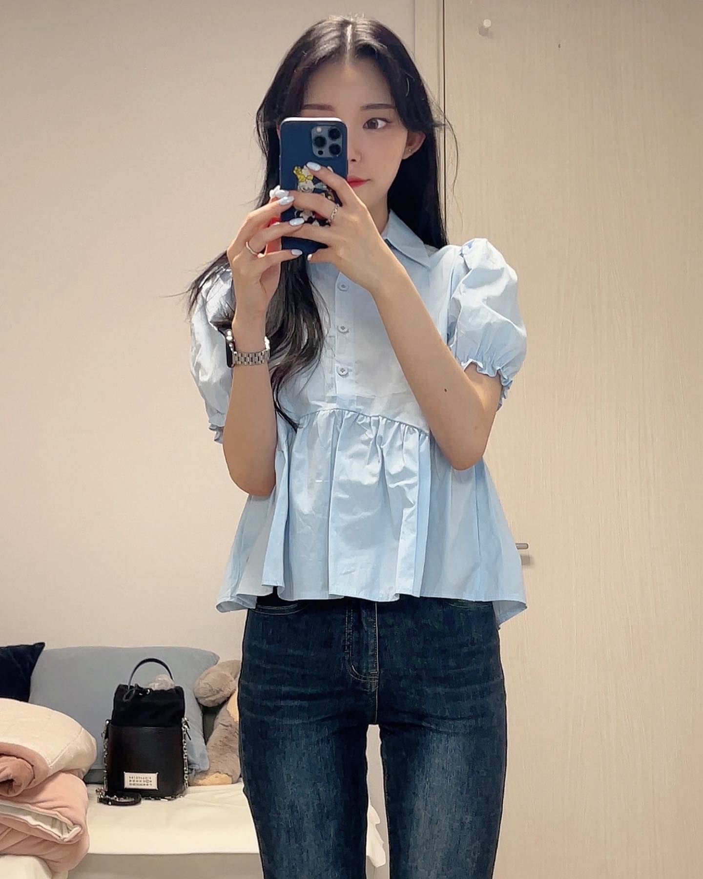 소라색 퍼프 블라우스
진청 부츠컷 데님
슬링백 메리제인으로 코디했어요 ◡̈ 

오늘도 비가 와서 사진이 누리끼리,,,
나 작년에 도대체 뭐 입고 다녔냐
어제 옷장을 뒤져보니까
블라우스가 어마어마하게 많더라구용
앞으로 출근룩에 블라우스 대거 등장 예정. 🫢✨

Top. 정보없음
Bottom. 더핑크-리미 투버튼 부츠컷(진청/롱/s)
Shoes. 누오보