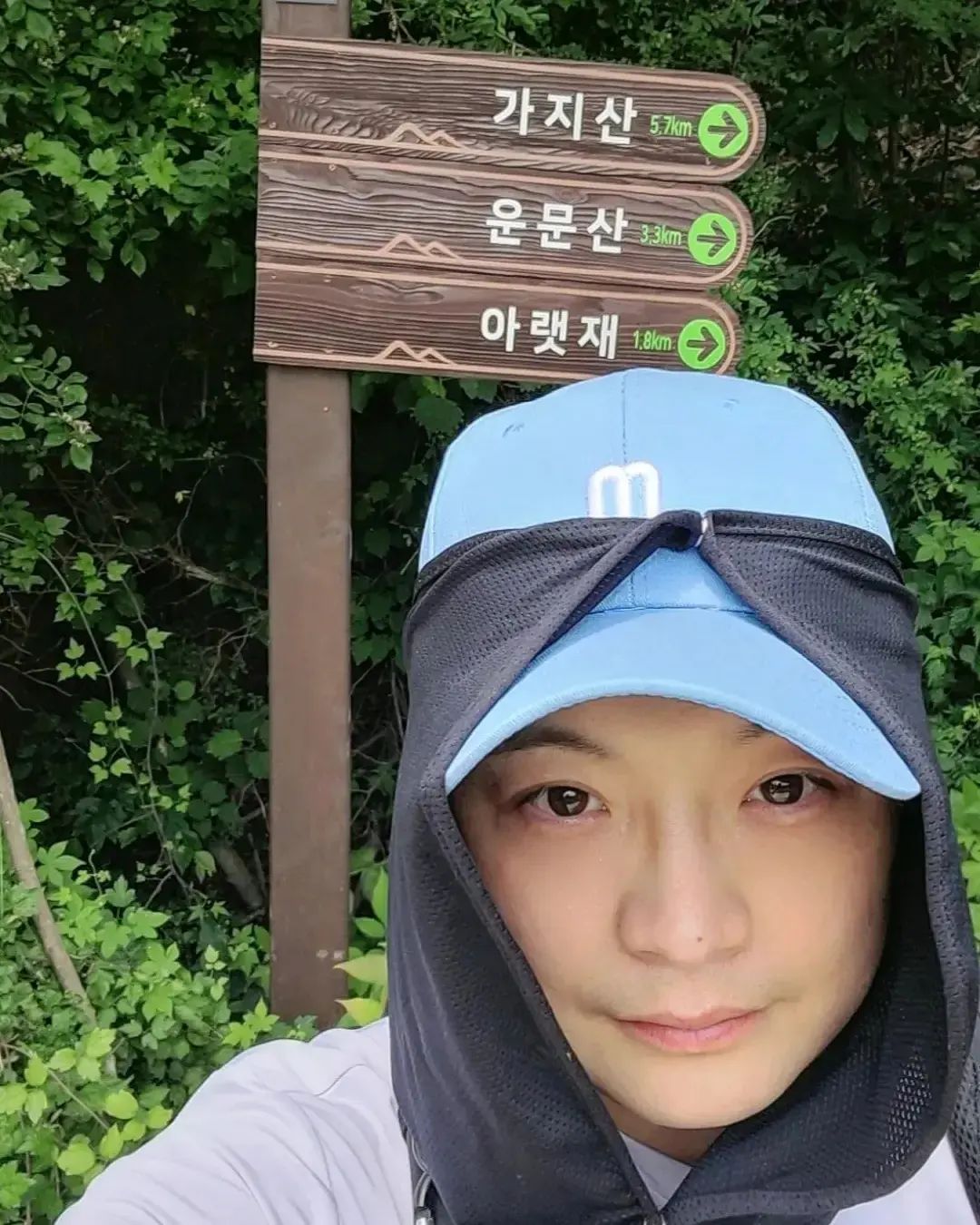 로또낙첨 + 수면부족 = 운문산 산행

좋을거 없는 상황에서 운문산은
이쁜 날씨로 나를 맞이해 줬다!!

새로 구입한(사실 올팜에서 비료 받으려고 산)
햇빛가리개를 착용해보니 생각보다 괜찮았다!
: 역시 얼굴은 가리는 맛😁 

이쁜 나무그늘 통로(?) 길을 지나면 
갑자기 탁 트이며 "운문산이다"라고
소리 지르는 듯한 산이 하나 보인다

여기 아니다..... 😂
이때까지는 몰랐다

꾸역꾸역 아랫재에 도착해서
다시 운문산정상으로 향한다
여기서부터 약간 힘들어진다

정상에 도착 했을때는 구름이 꽉 차 있었는데
구름이 지나가는게 보이길래 쫌 기다렸더니..

반대편 마을이 보이면서 멋진 뷰를 보여줬다
운문산이라더니 구름이 스르르륵 지나갔다!!

로또 안 맞은거 까맣게 잊고
잠 못자고 땀 흘린것도 잊고
넘 신나서 귀 넘기기 하면서
: 정확한 명칭을 모름
겁나 웃고 있었나 보다 ㅋㅋ
행복했구나 싶었다ㅋㅋㅋㅋ

내려가며 등가교환 법칙이 바로 진리구나 싶었다